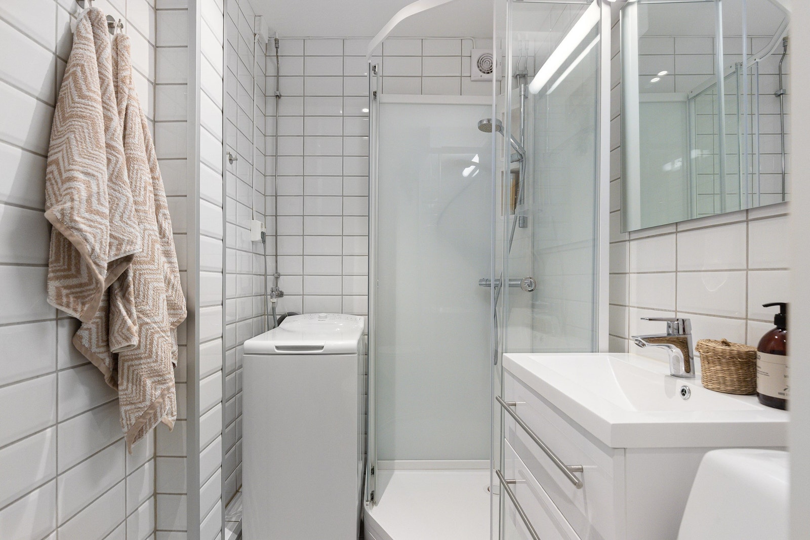 Det er opplegg for vaskemaskin på badet, toppmatet vaskemaskin medfølger leiligheten ved salg Galleribilde