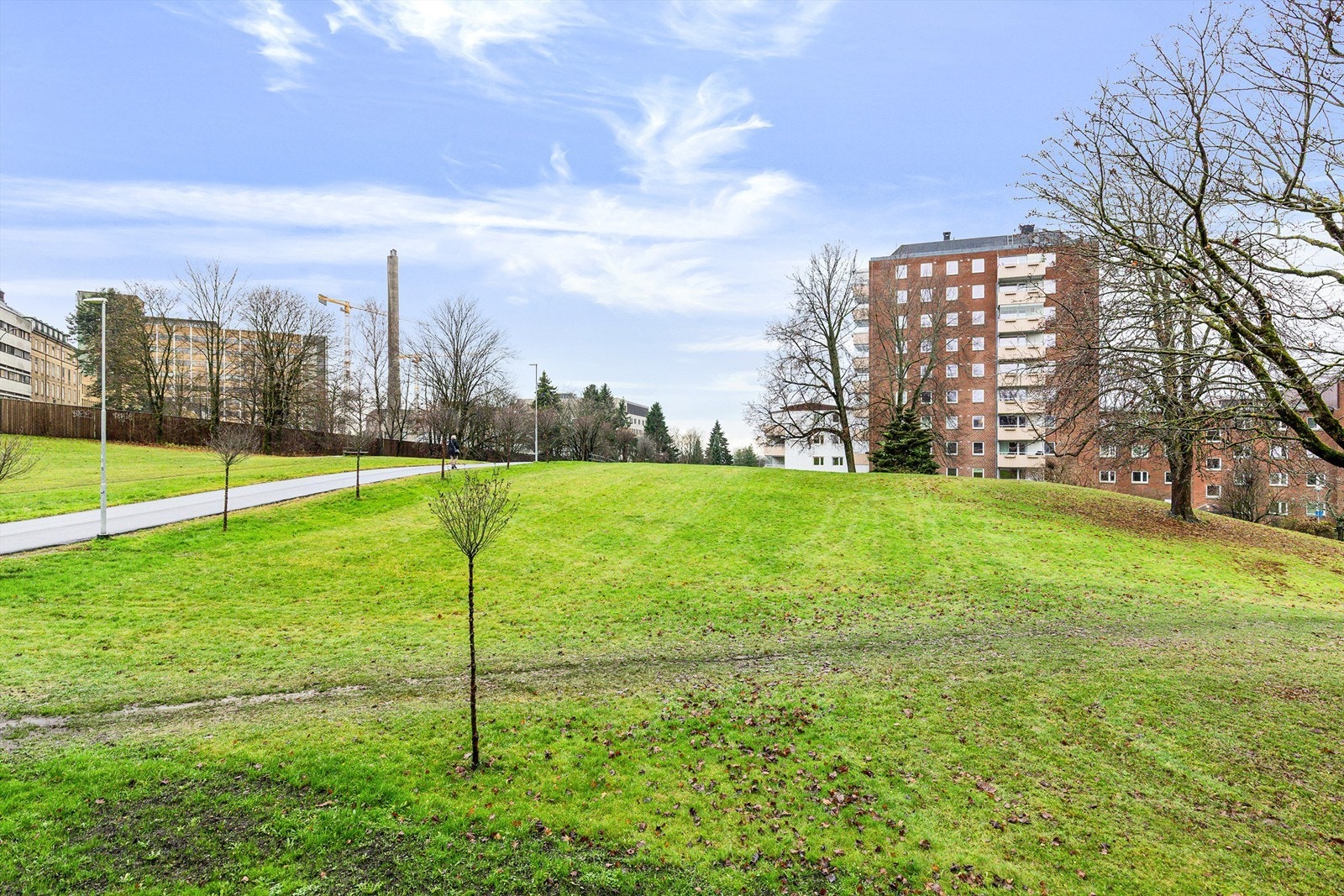 Hyggelig og grønt utsyn fra balkongen, her sitter man usjenert Galleribilde