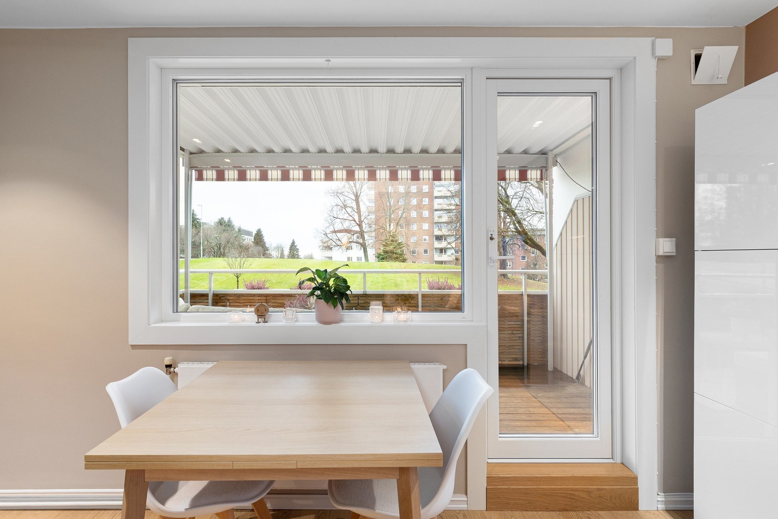 I tilknytning til kjøkkenet er det plass til spisebord og det er hyggelig utsyn over borettslaget områder Galleribilde