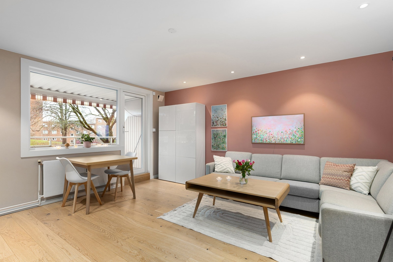 Lys stue som ble pusset opp i 2018 Galleribilde