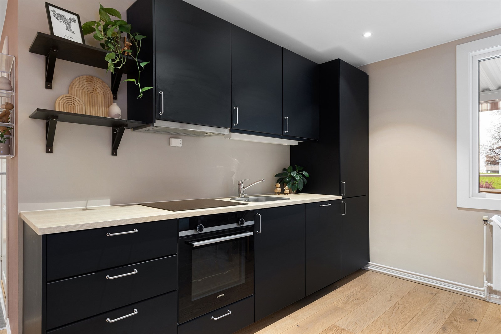 Kjøkkenet er godt utnyttet med mye skapplass Galleribilde