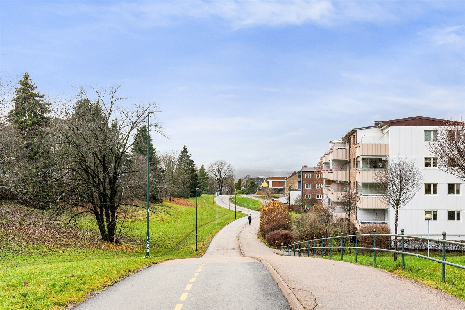 Det går sykkelvei langs med borettslaget, nedover mot Grünerløkka. Denne veien holdes snøfri på vinterstid. Galleribilde