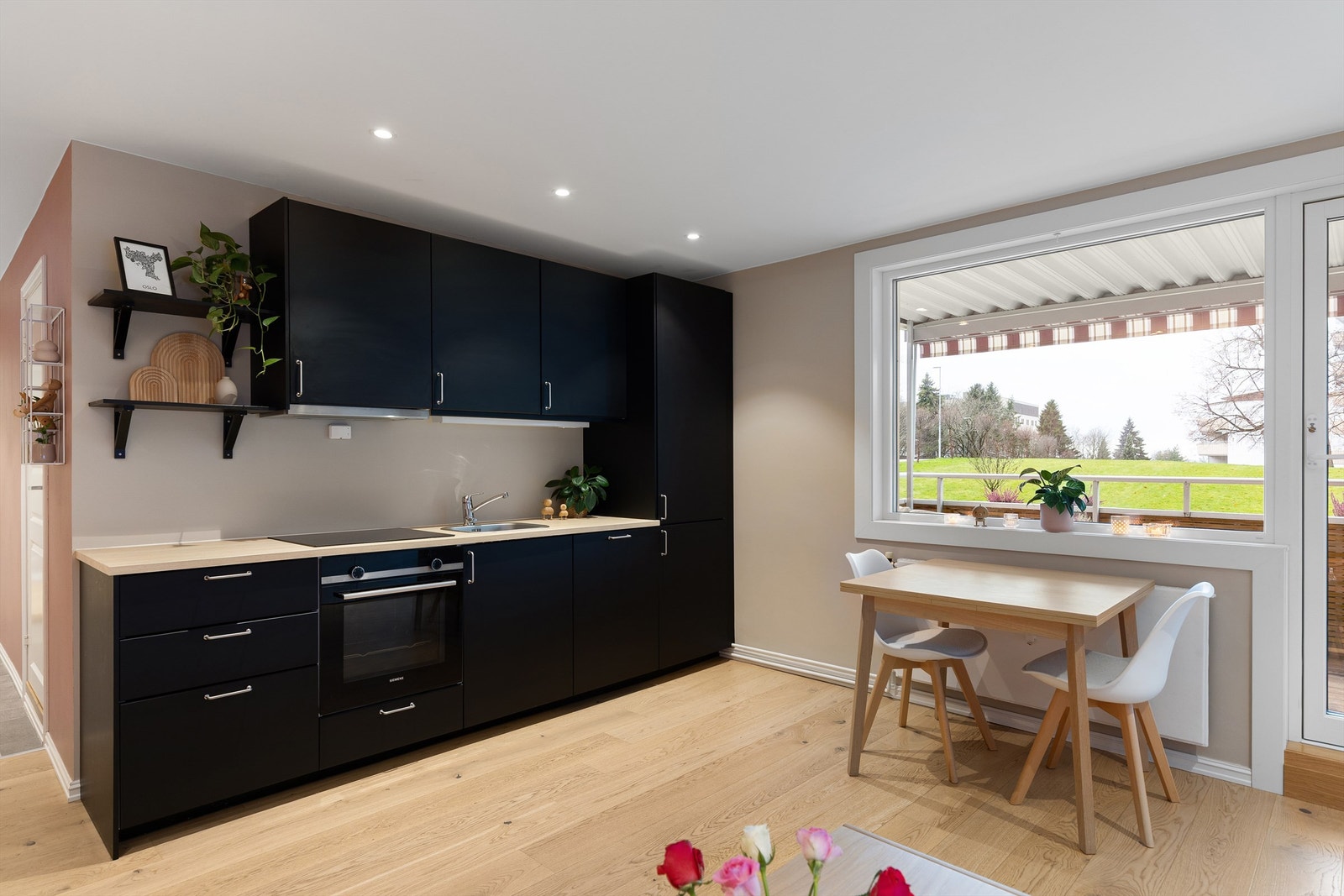 Kjøkkenet har moderne IKEA-innredning med integrerte hvitevarer Galleribilde