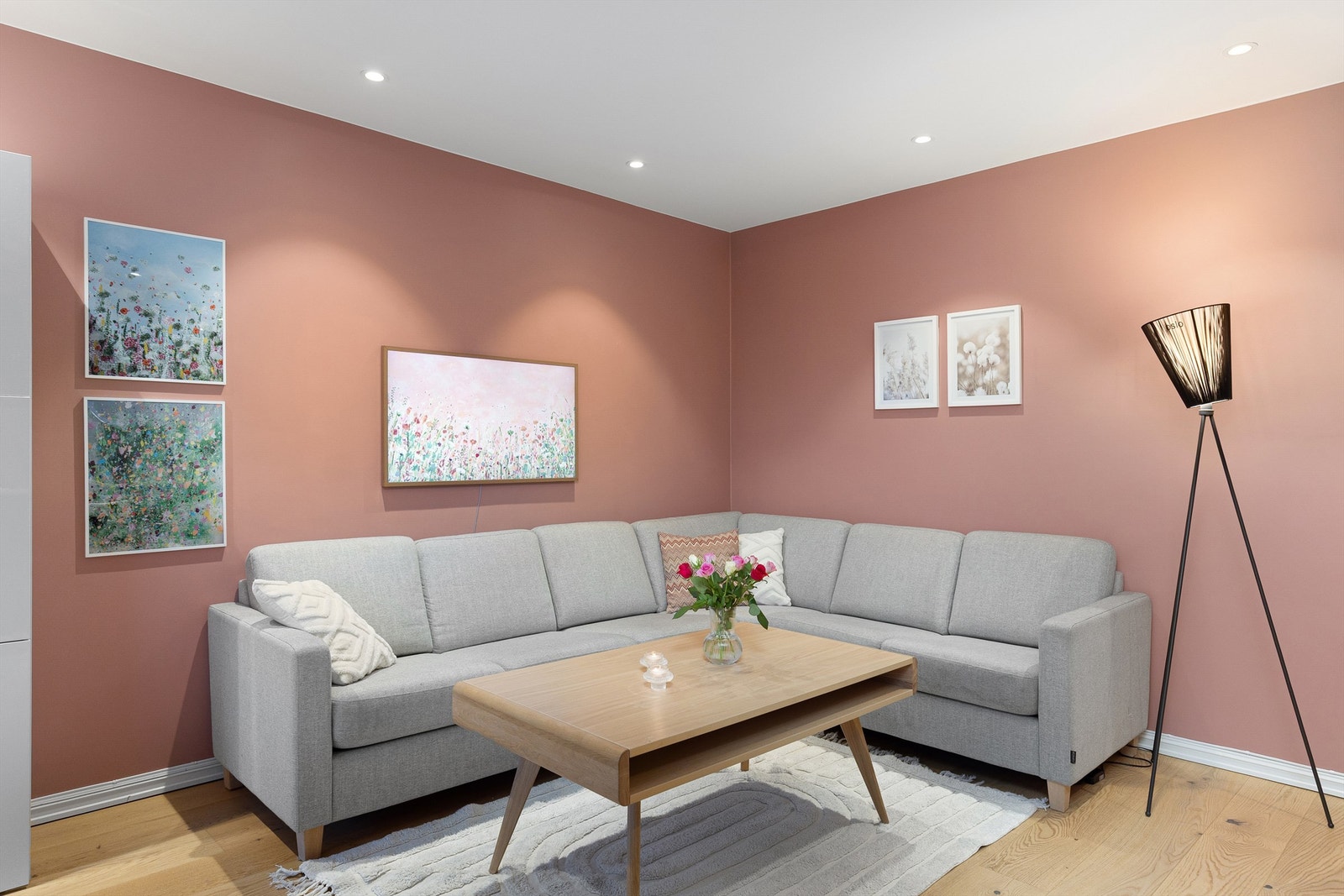 Stuen har god størrelse, med plass til sofa og spisebord i tilknytning til kjøkkenet Galleribilde