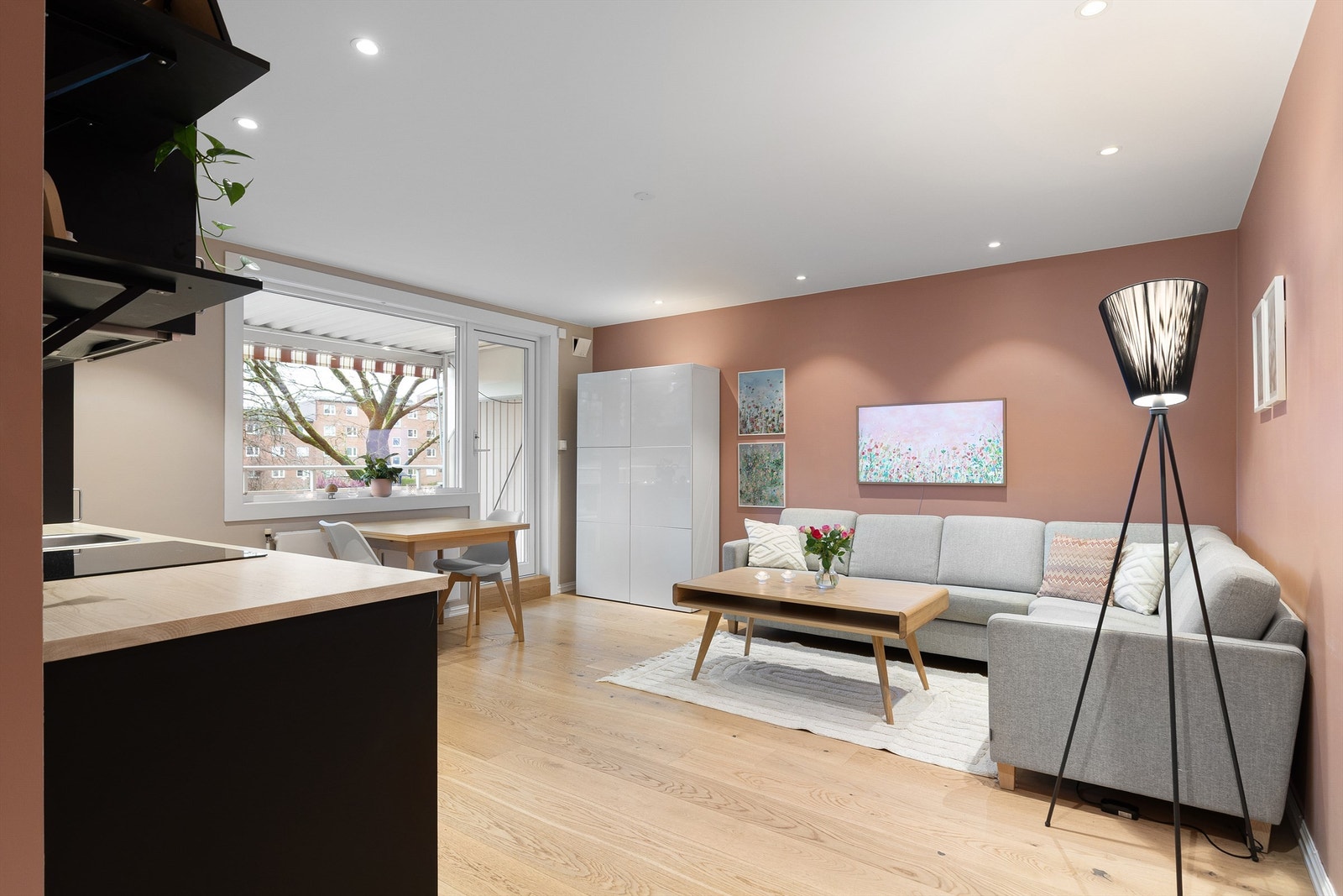 Velkommen til Disenveien 37, en lys og moderne 3-roms i populære Disen borettslag! Galleribilde