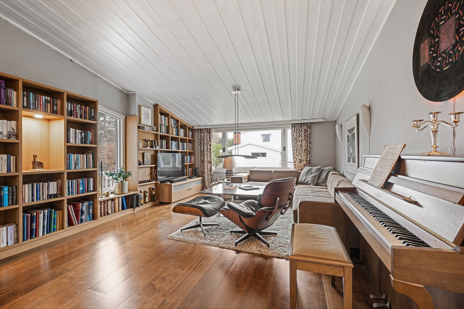 Her får du et innholdsrikt enderekkehus over tre plan med gjennomtenkt planløsning, solrike uteplasser og en meget attraktiv beliggenhet på Bestum! Galleribilde