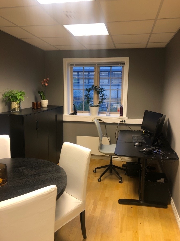 ..et annet av kontorene i sokkeletasjen Galleribilde