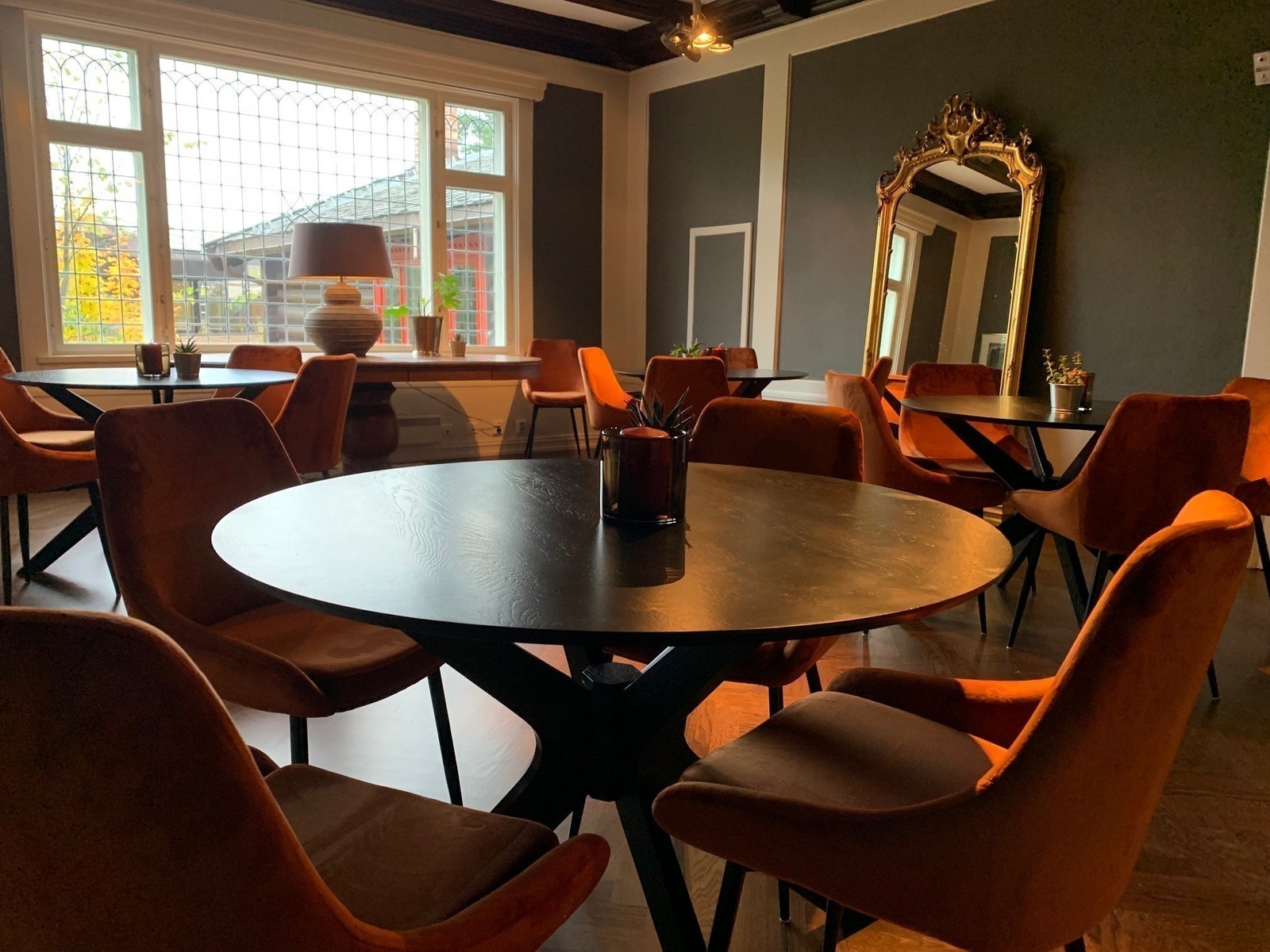 Minglerommet i hovedbygget Granstua - hvor vi kan ha mindre møter og spiser lunsj sammen. Galleribilde