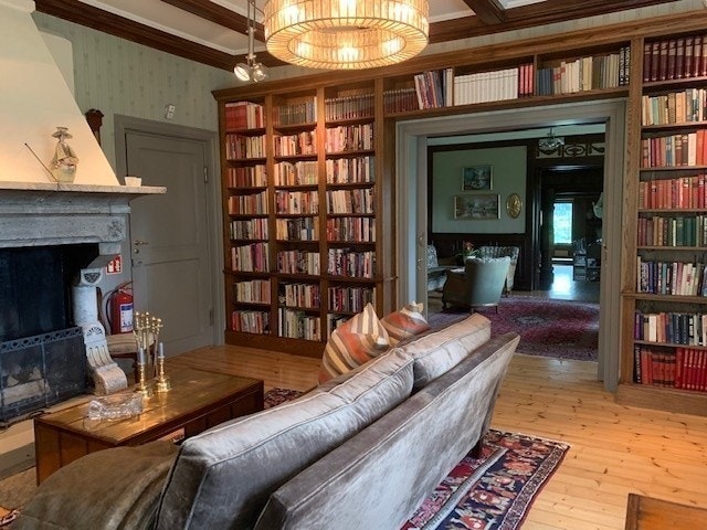 Biblioteket, ett av tre stuer man kan leie for en billig penge ved større kurs og konferanser. Galleribilde