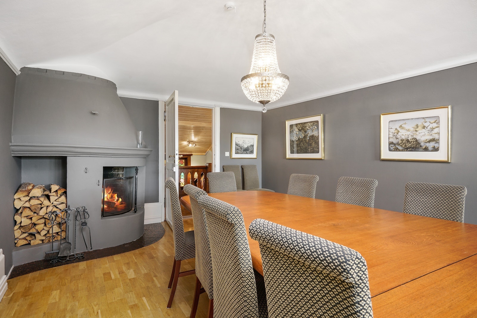 Hva er vel mer naturlig enn å ha peis på konferanserommet? Galleribilde