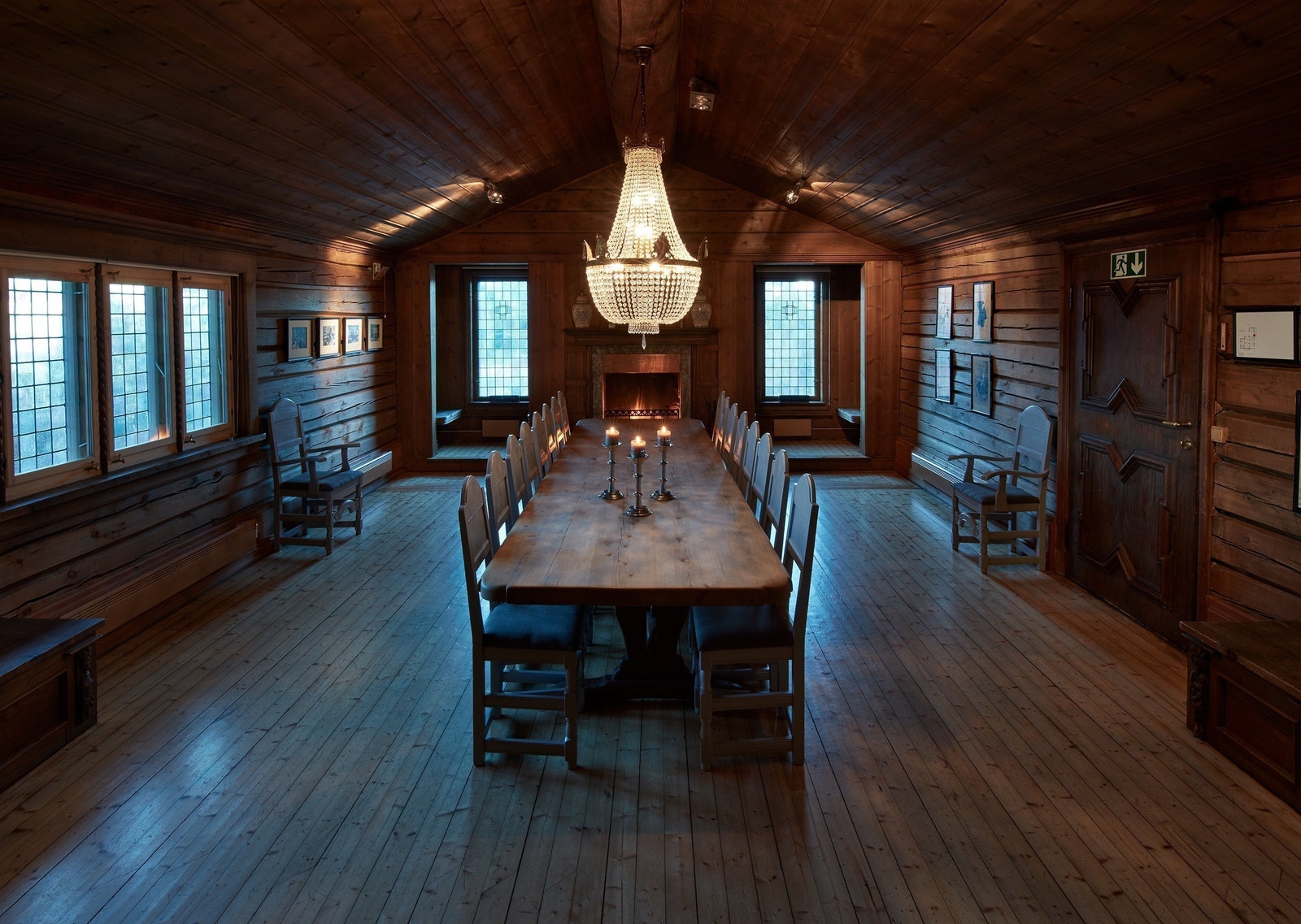 Vi har selvfølgelig Prosjektor og Tv tilgjengelige ved bruk av Gildesalen. Her kan du ha kick off, møter, kurs, vi dekker raskt opp dersom dere ønsker en sosial sammenkomst etter møtet. Galleribilde