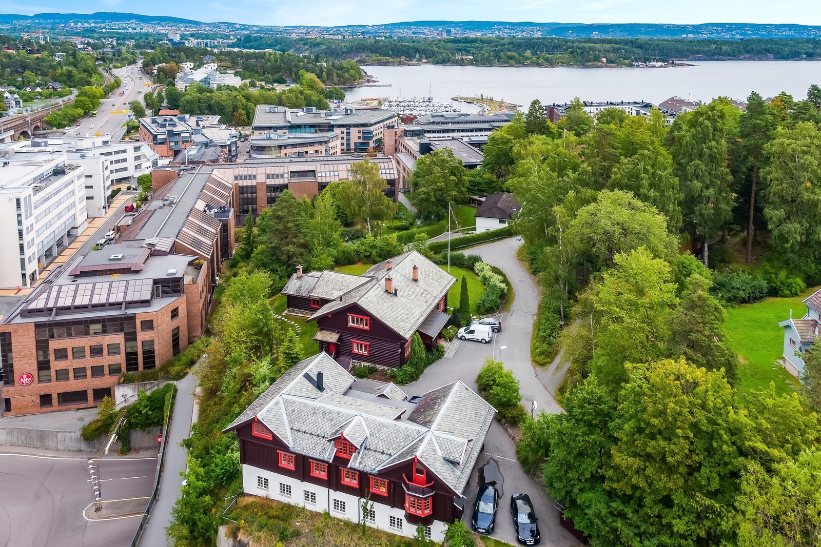 Midt på "lysakerlokket" over tunnelen ligger Villa Lysaker. Galleribilde