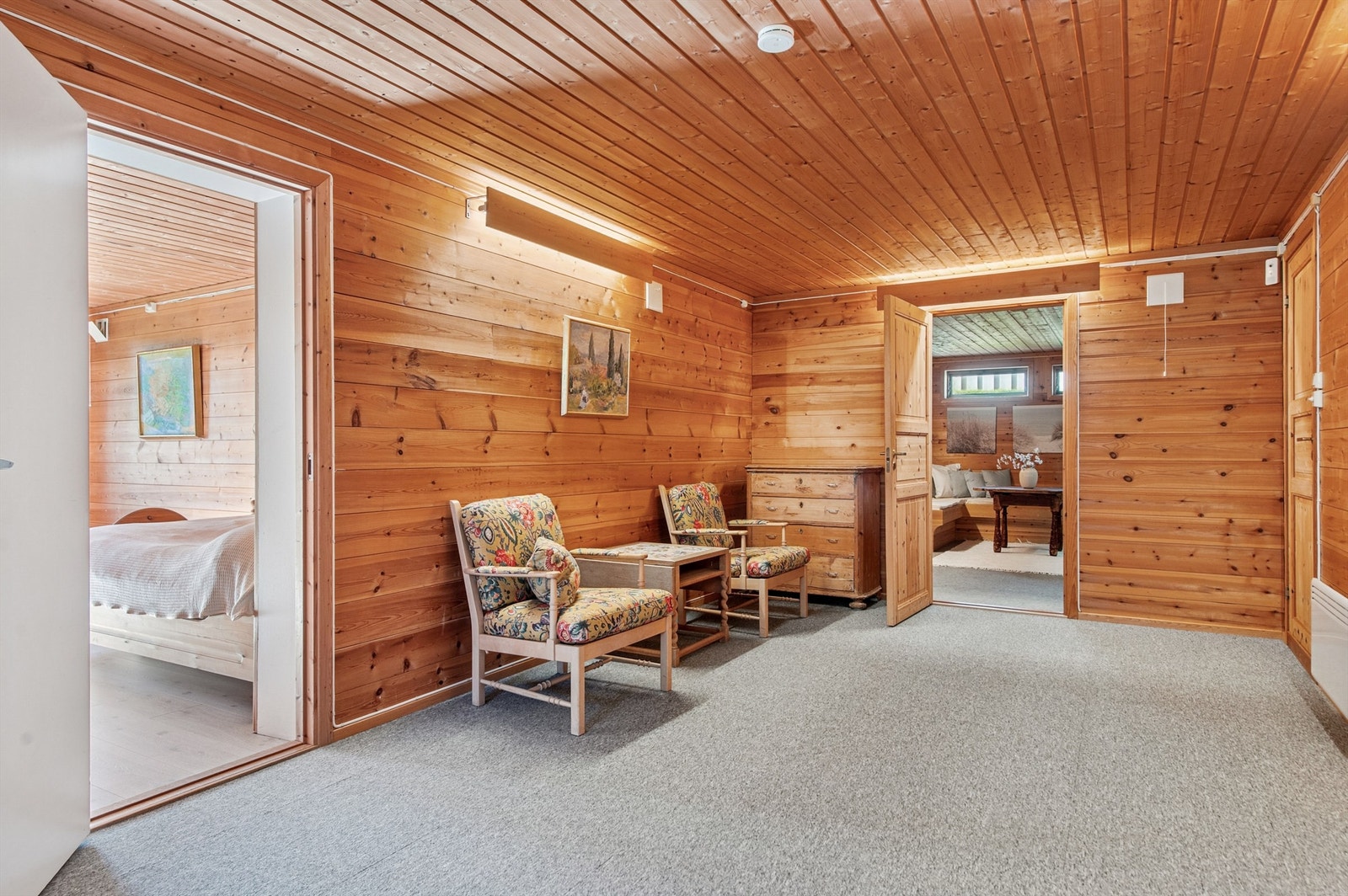 I 2025 ble det lagt nytt gulvteppe i kjellerrommet og nytt laminat på ett av soverommene Galleribilde