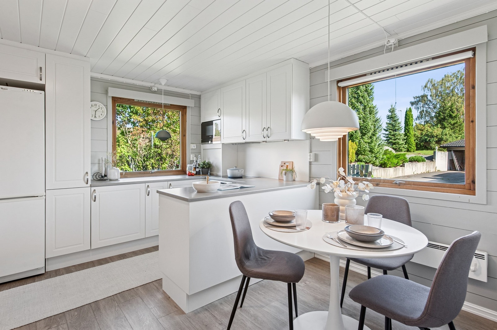 Kjøkkenet har fin plass for en spisegruppe ved vinduet. Galleribilde