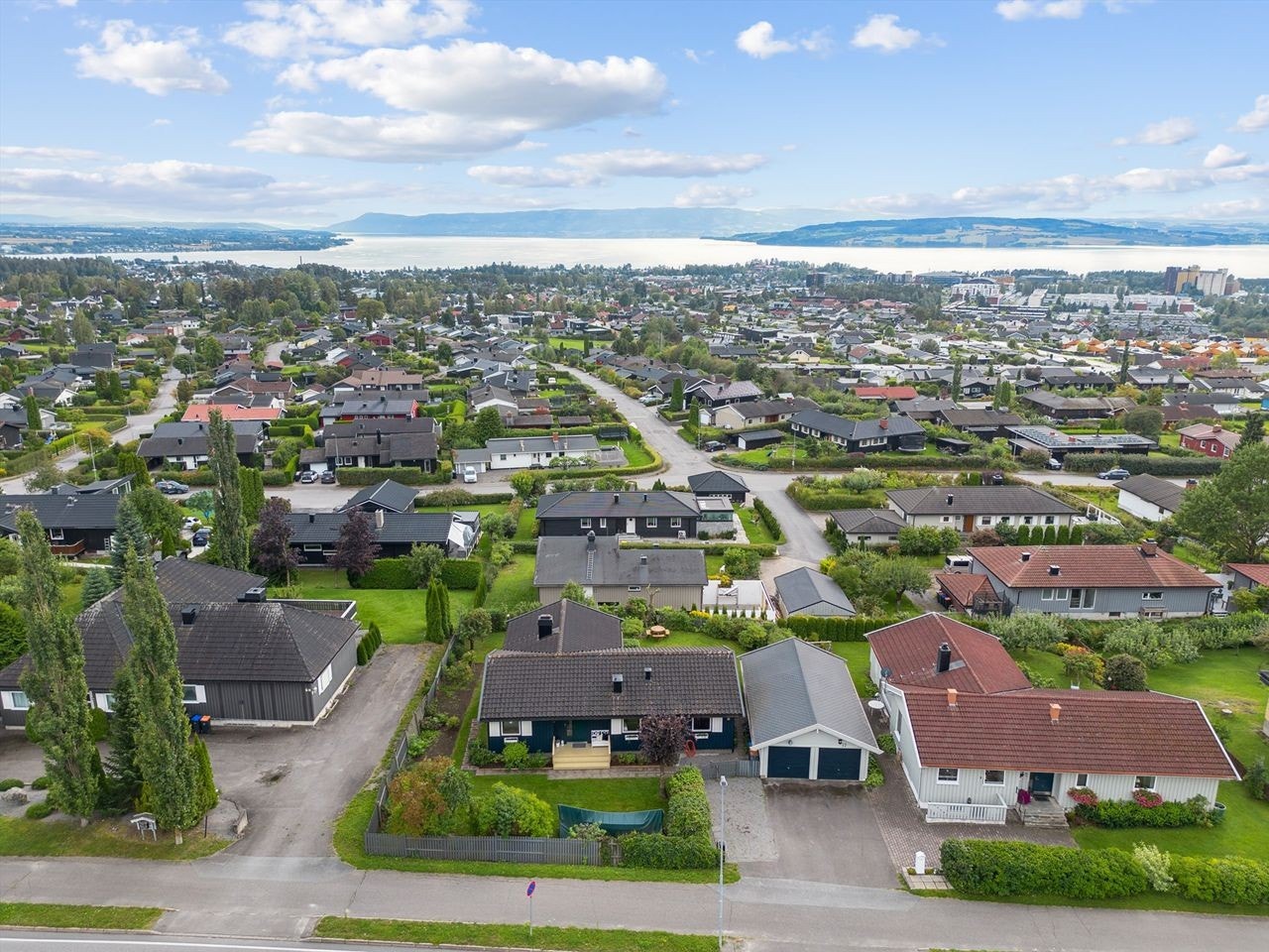 Her bor du i et familievennlig område med umiddelbar nærhet til skog og natur. Galleribilde