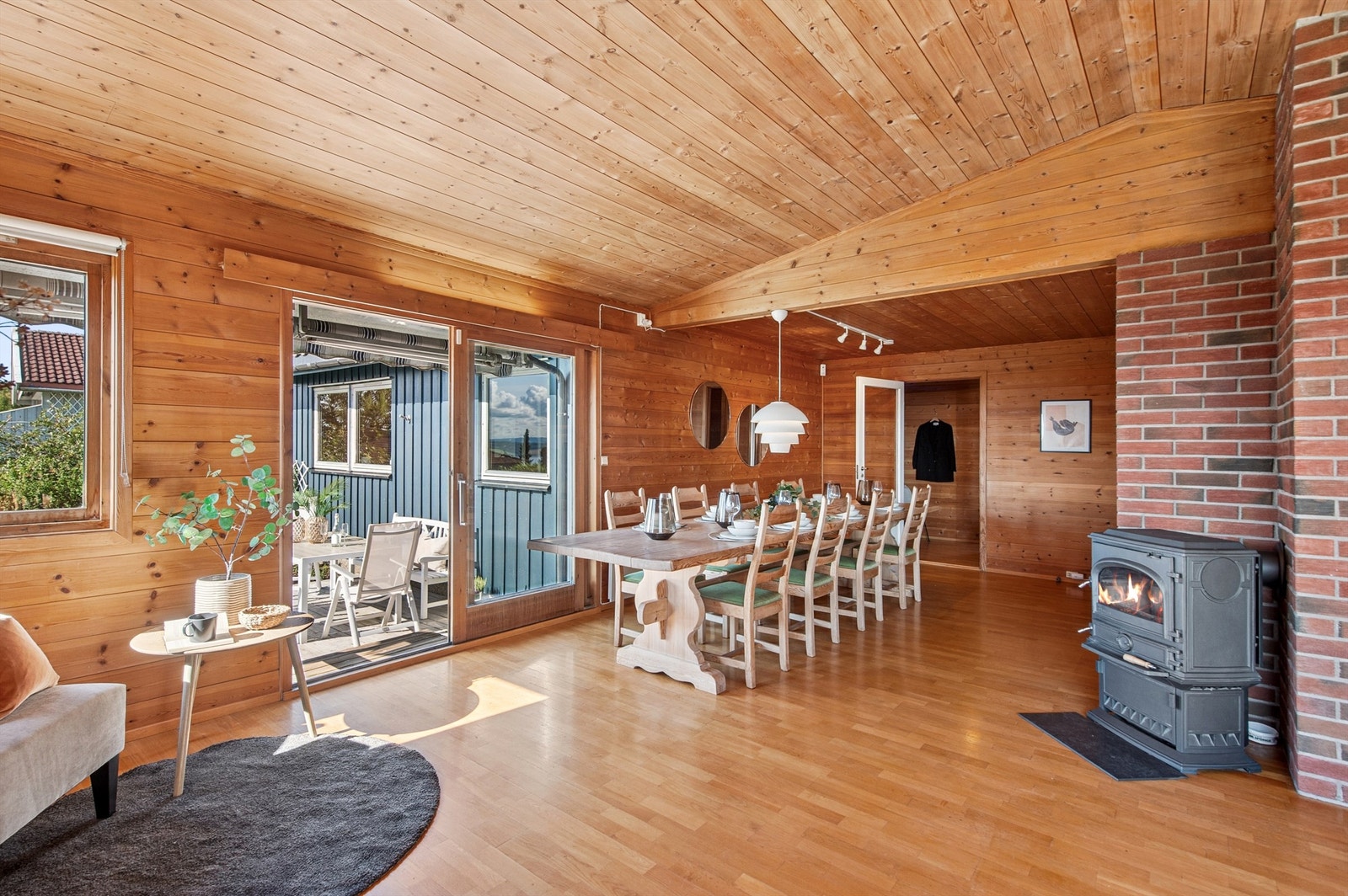 Stuen har også store vindusflater som gir rommet godt med lysinnfall. Galleribilde