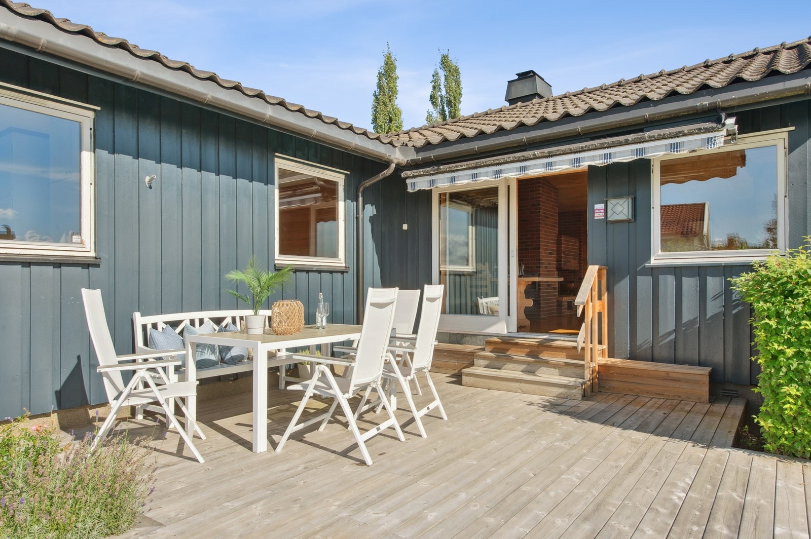 Utgang fra stuen til stor terrasse som ble bygget i 2021. Utstyrt med markise. Galleribilde