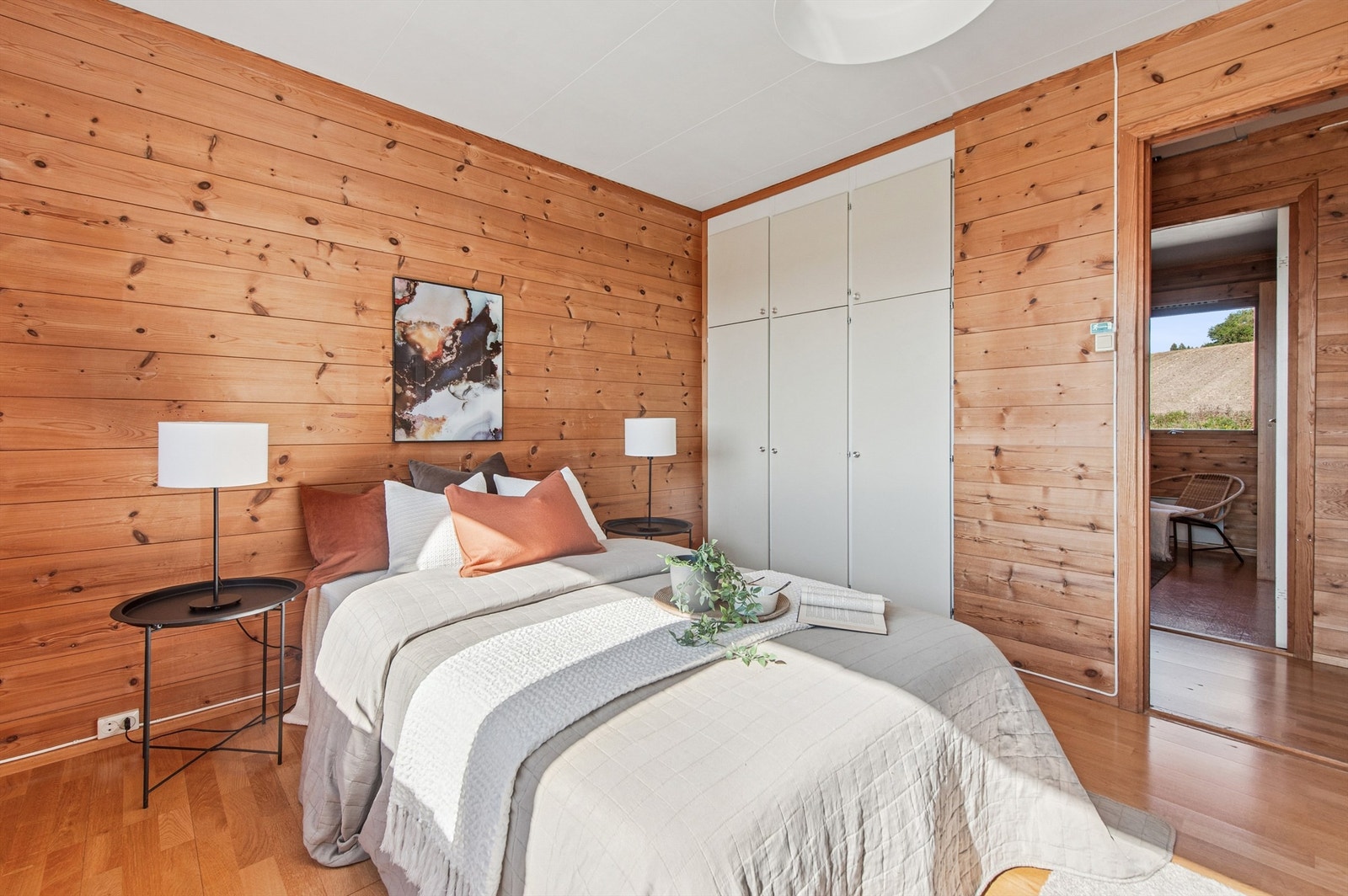 Hovedsoverommet er i god størrelse med fin plass for dobbeltseng. Innredet med praktisk garderobeskap. Galleribilde