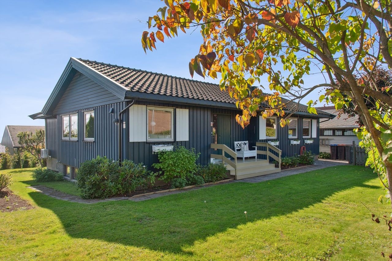 Flotte uteområder på flere sider av boligen. Hagen og uteområdene er godt skjermet har gode solforhold! Galleribilde