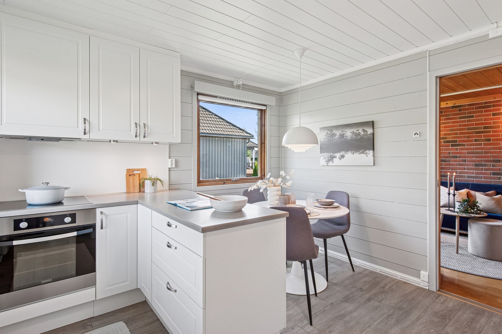 Kjøkkenet er utstyrt med integrert stekeovn, mikrobølgeovn og platetopp. Galleribilde