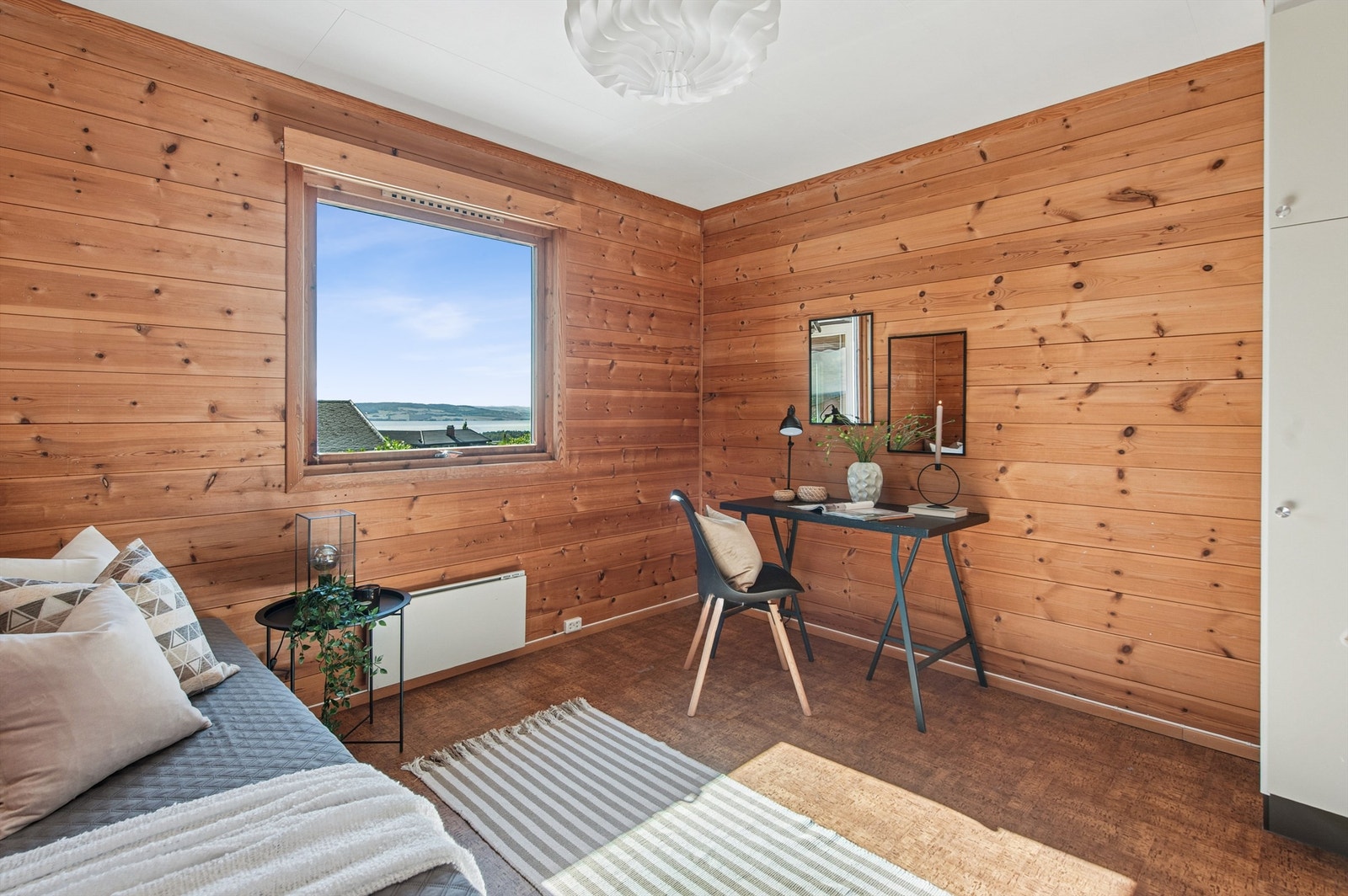 Soverom 2 i fin størrelse, innredet med garderobeskap. Galleribilde