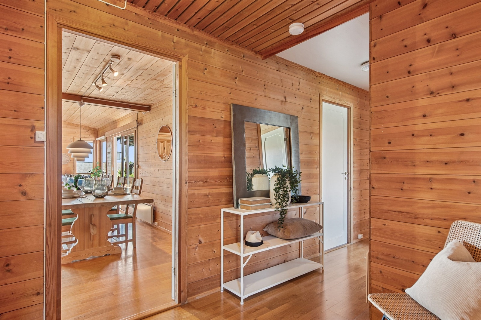 Boligen er oppført i 1977 og 1.etasje består av vindfang, stue, spisestue, kjøkken, bad/toalettrom, vaskerom, toalettrom, og tre soverom Galleribilde