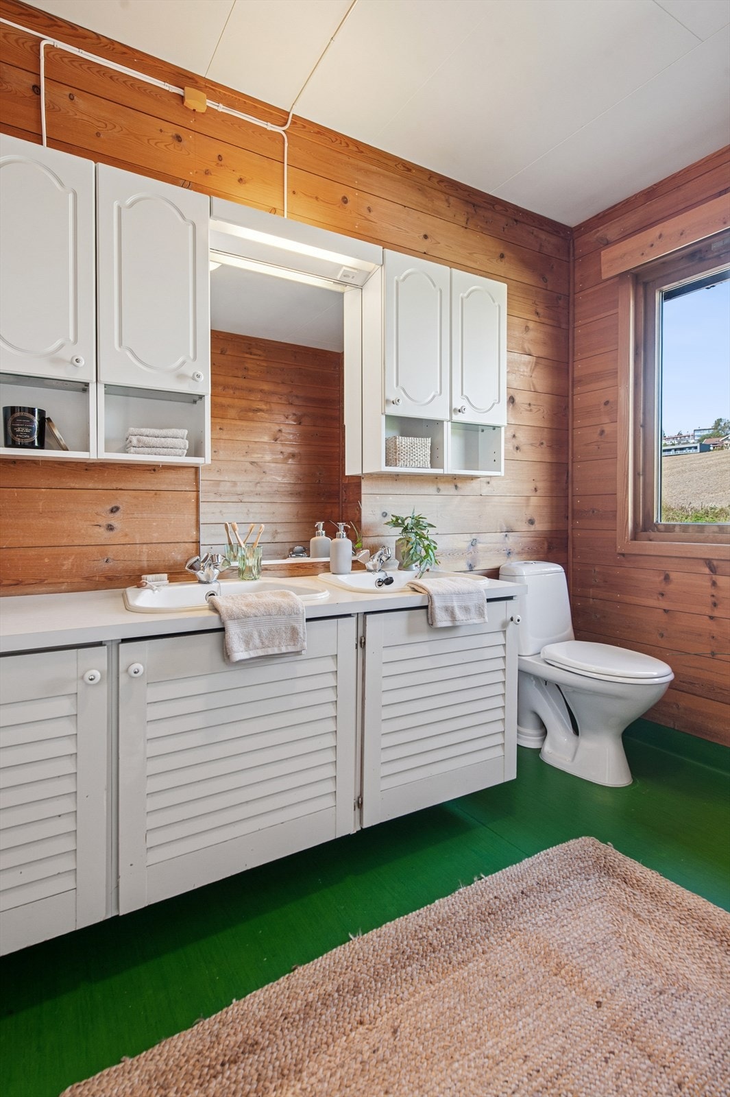 Veggene har respatex-plater og trepanel, mens himlingen har malte plater. Gulvet er belagt med belegg og varmes opp av en elektrisk stråleovn. Galleribilde