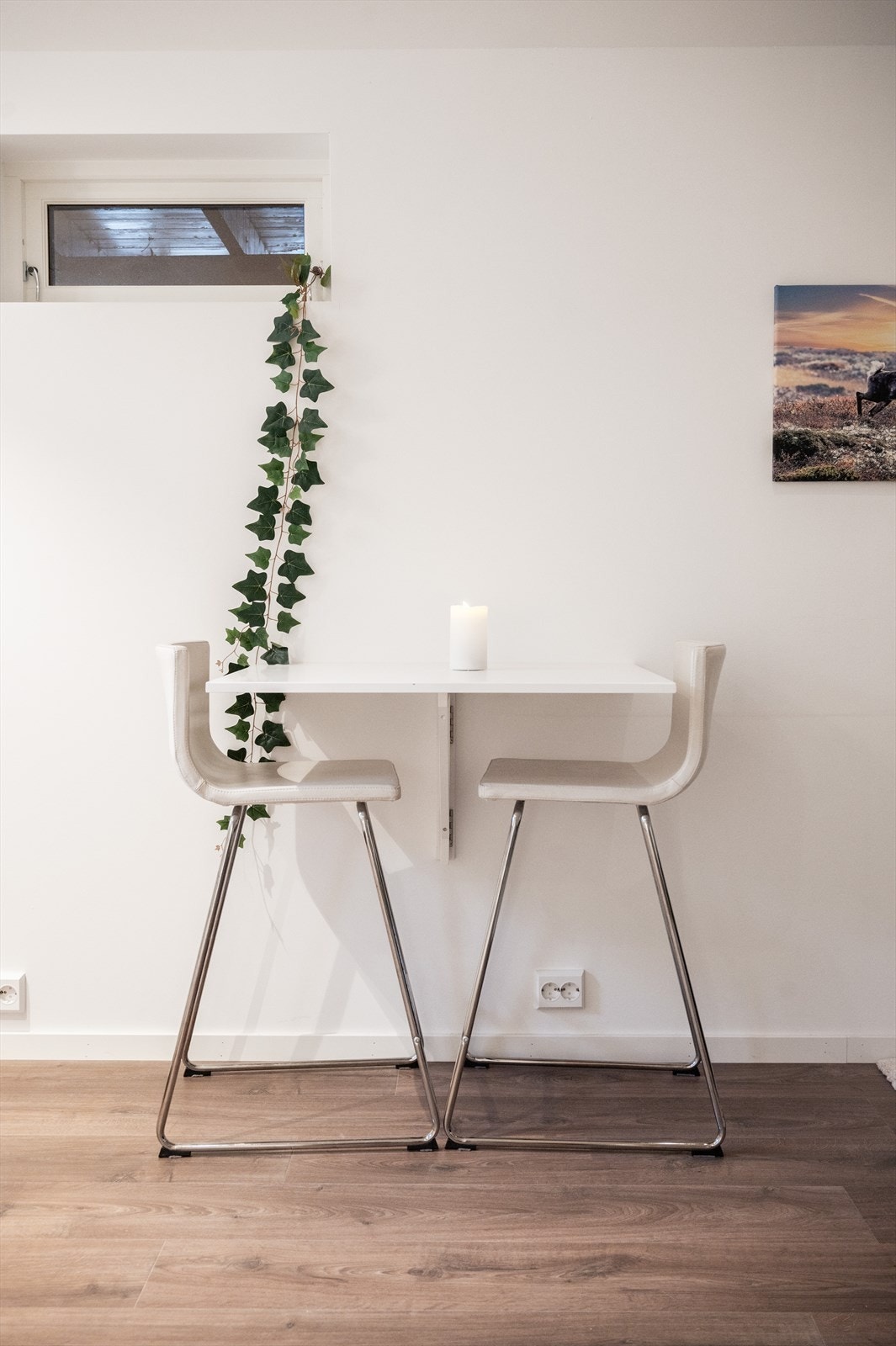 God plass til et stort spisemøblement rett ved kjøkkenet Galleribilde