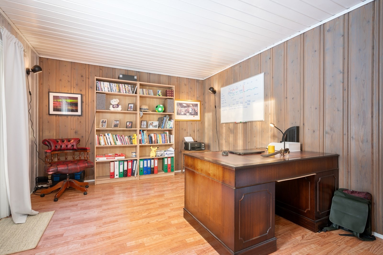 Stuen er meget romslig og har fine soner for innredning. Galleribilde