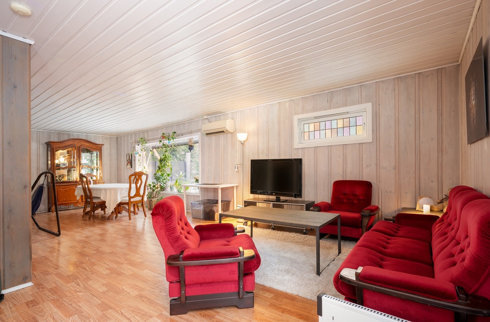 Det er rikelig med areal til sofagruppe og spisebord, og romslig med plass til innredning for øvrig. Galleribilde