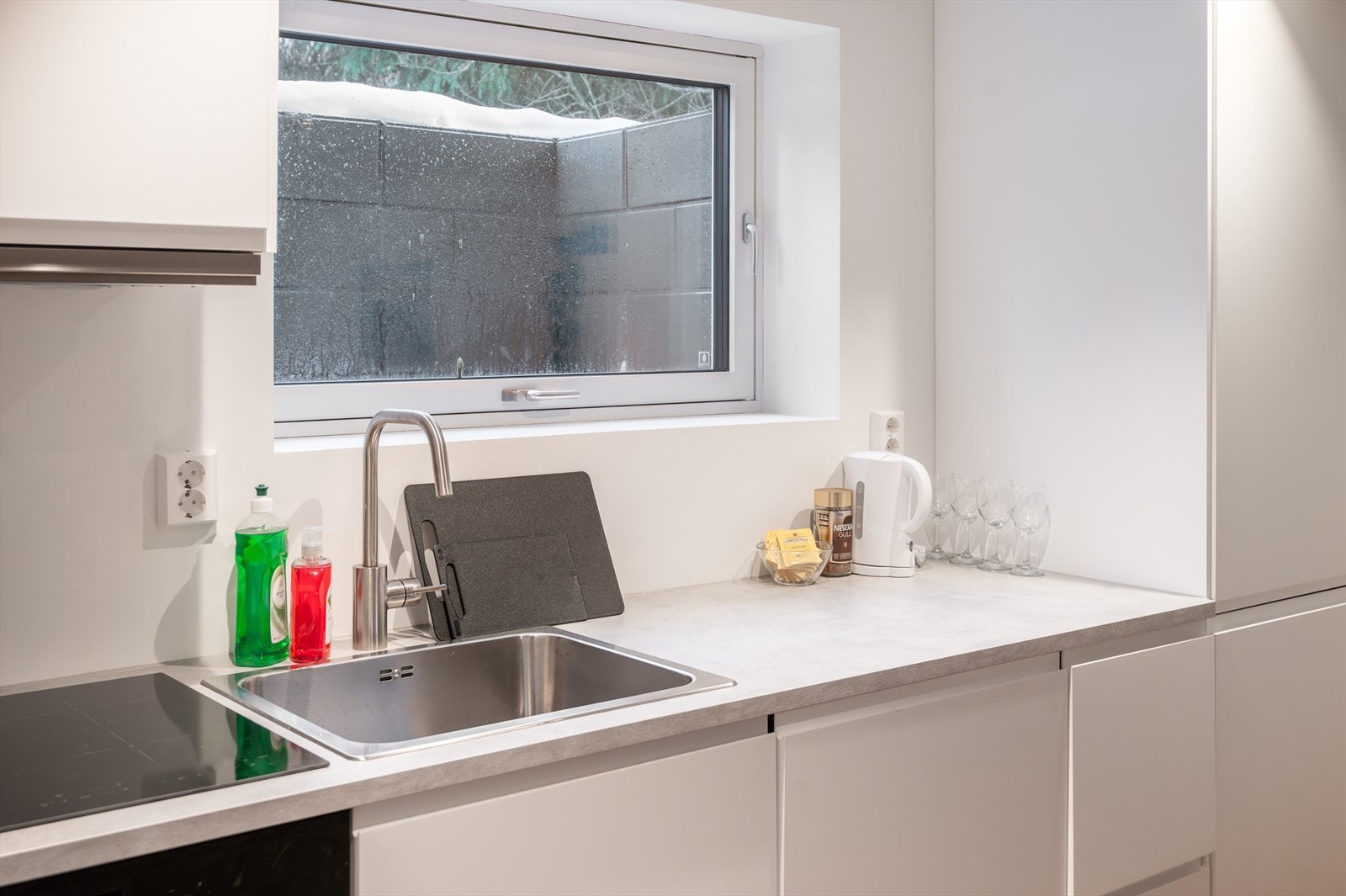 Kjøkken har integrert hvitevarer som komfyr, platetopp, oppvaskmaskinog kjøl/frys. Galleribilde