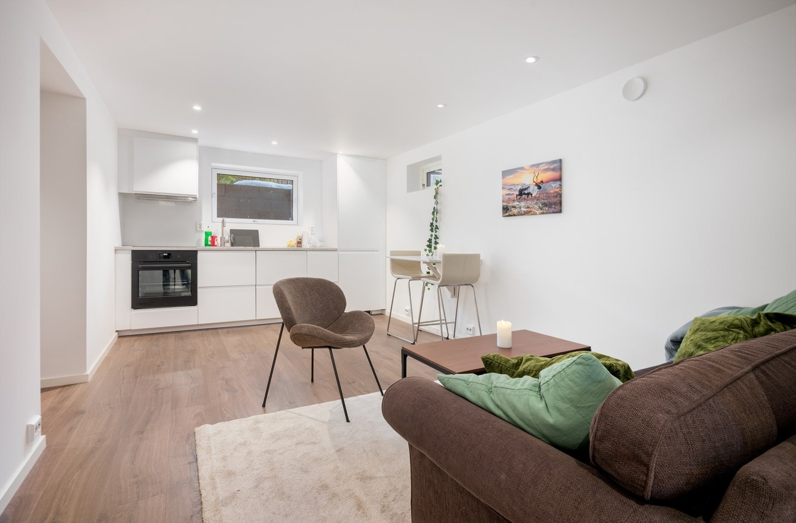 Åpen løsning mellomstue og kjøkken Galleribilde