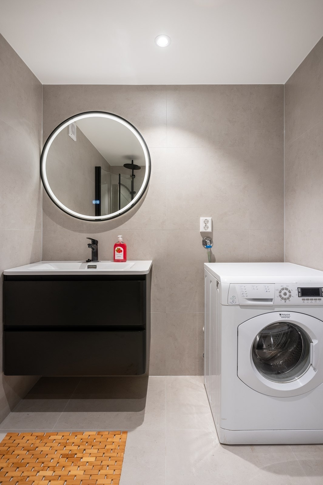 Moderne innredning og plass for vaskemaskin Galleribilde