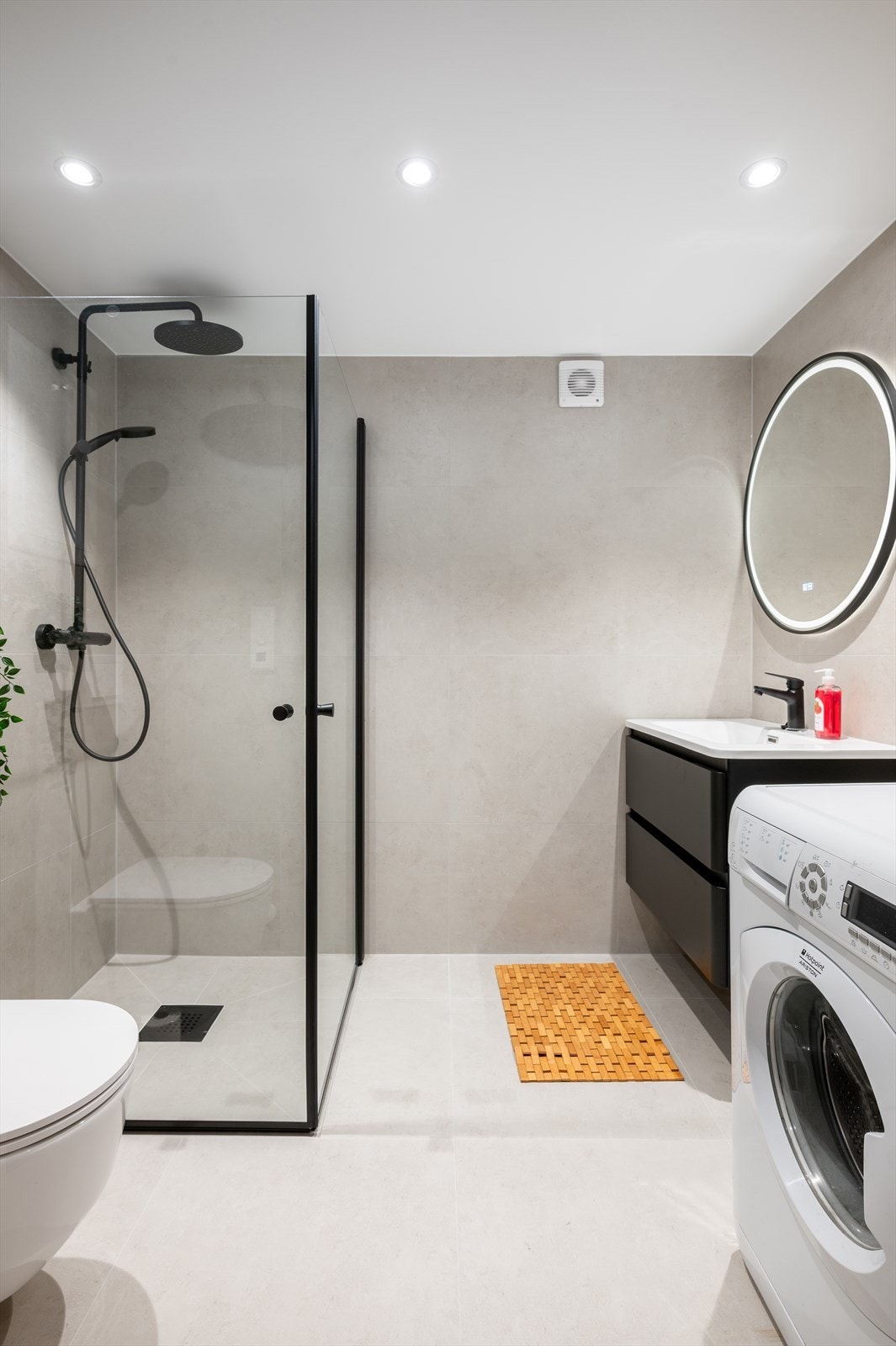 Romslig og meget delikat baderom. Galleribilde