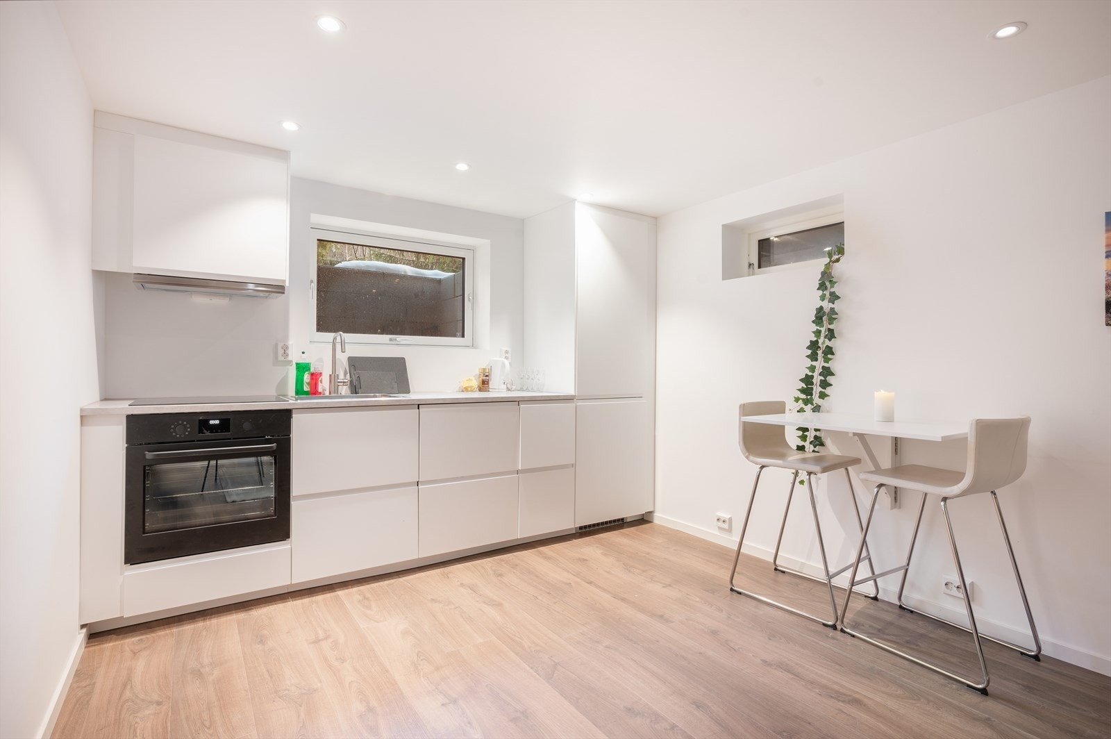 Moderne og nytt kjøkken Galleribilde