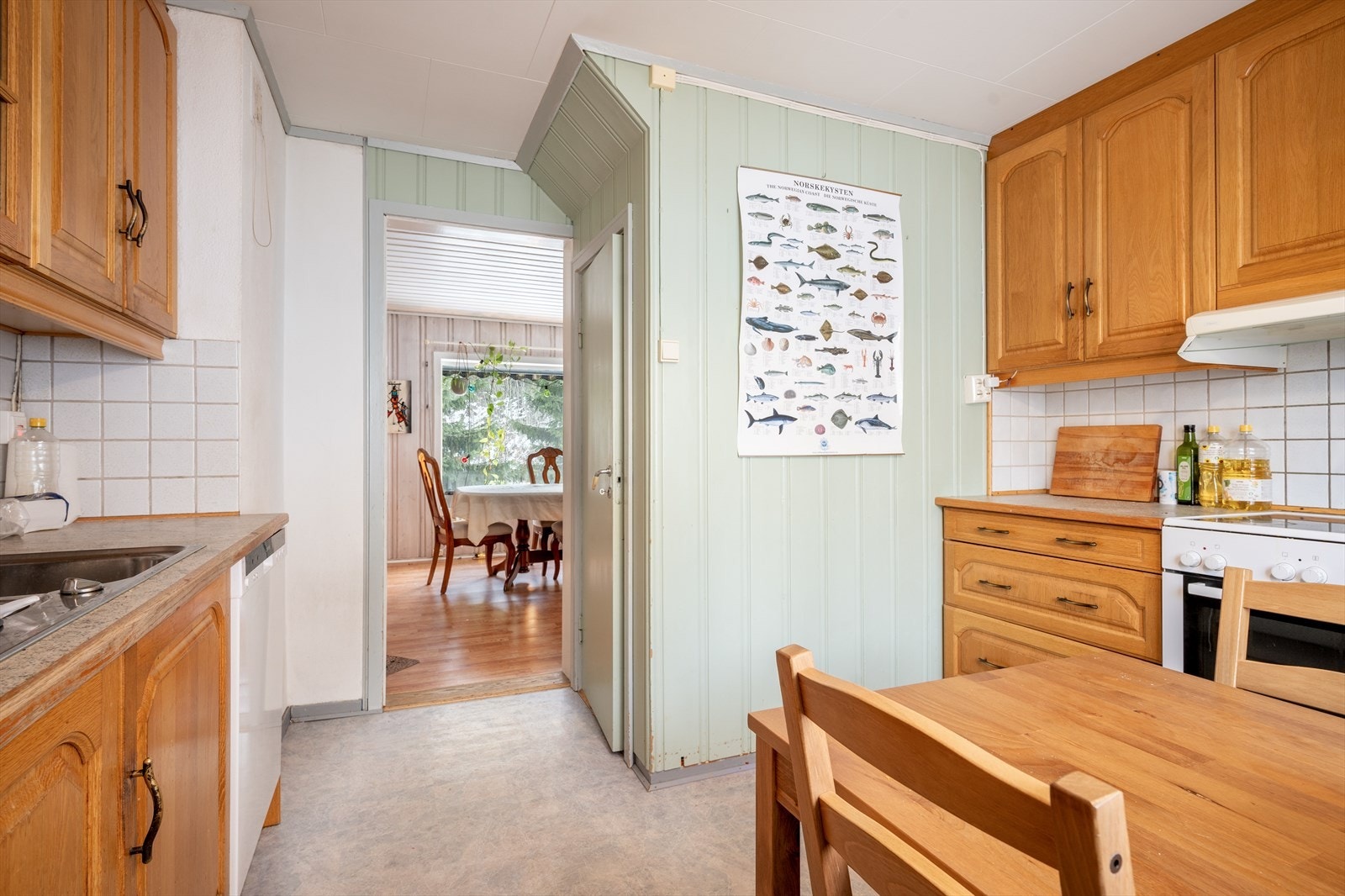 Nedgang til vaskerom og boder i underetasjen fra kjøkken. Galleribilde