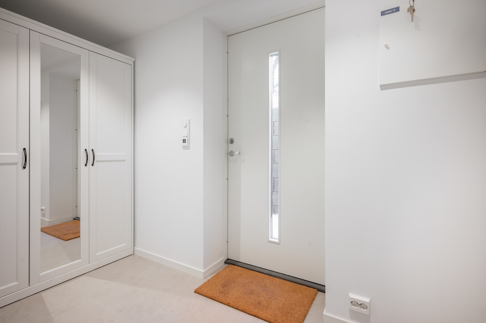 Man kommer inn i en romslig gang. Galleribilde