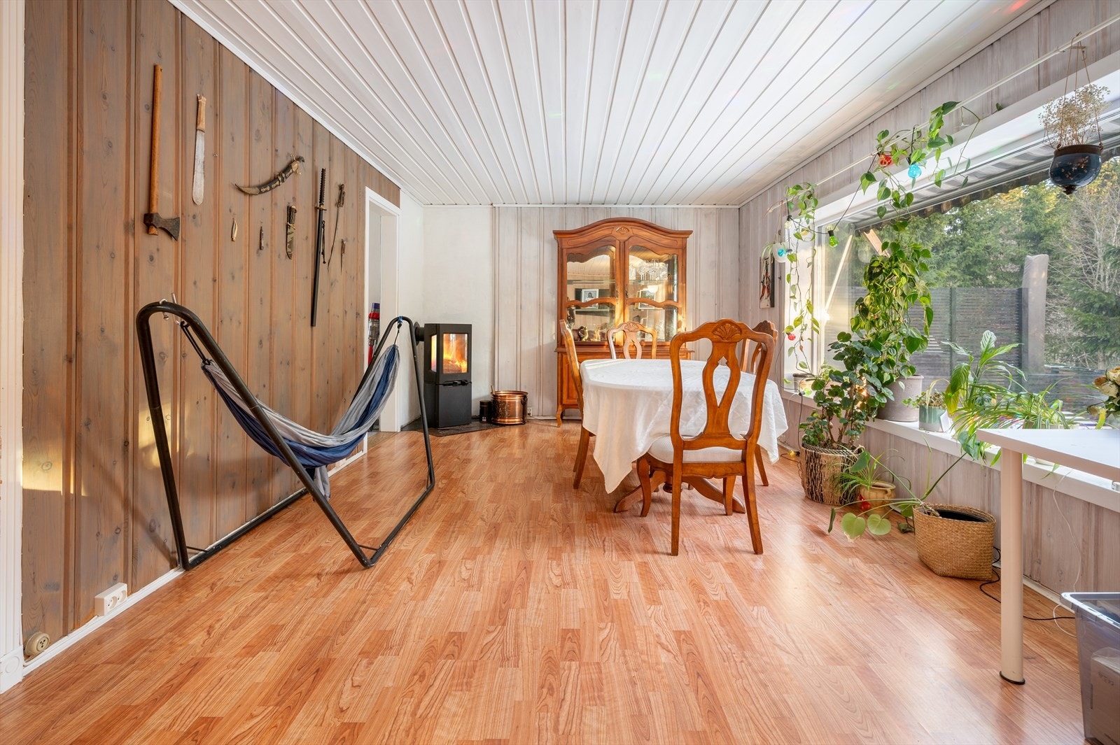 Stuen har flere møbleringsmuligheter og definert sone for spisestue i tilknytning til kjøkkenet. Vedovn og varmepumpe er montert. Galleribilde