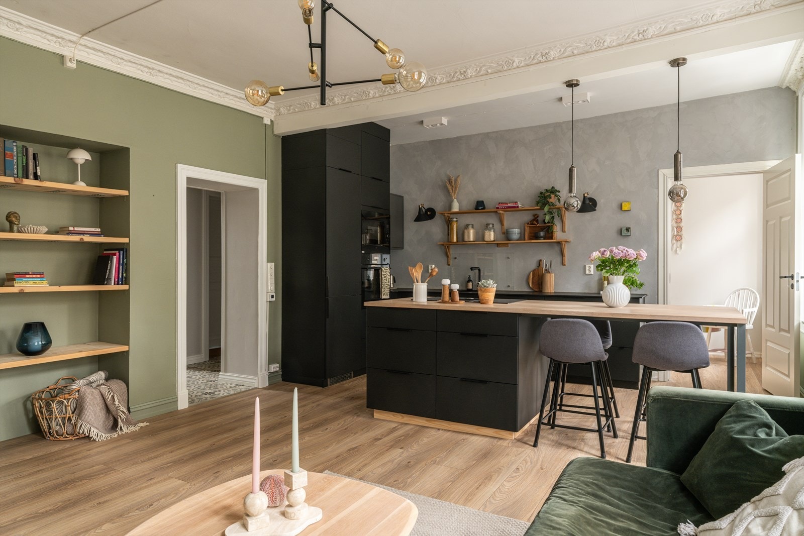 Leiligheten ligger i bygårdens høye 2. etasje og har et samlet internt bruksareal (BRA-i) på 65 m². Galleribilde