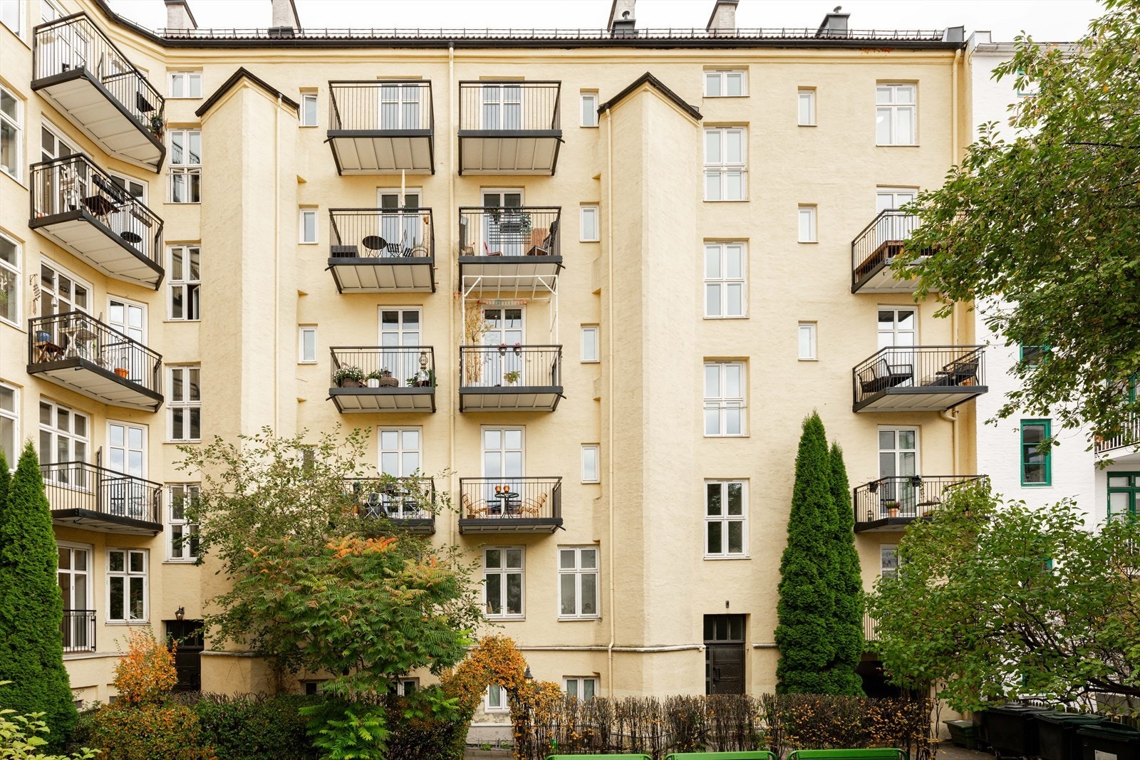 Sameiet har en pent opparbeidet og felles bakgård. Galleribilde