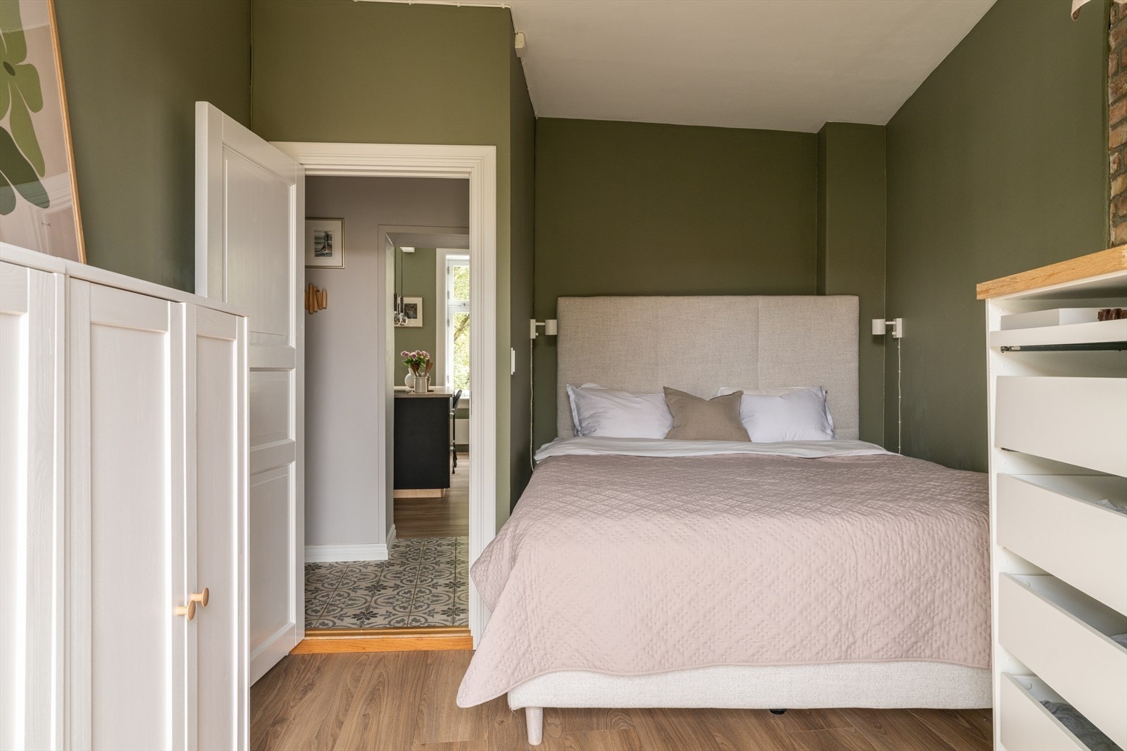 Hovedsoverommet har god plass til dobbeltseng og oppbevaringsmøbler. Galleribilde