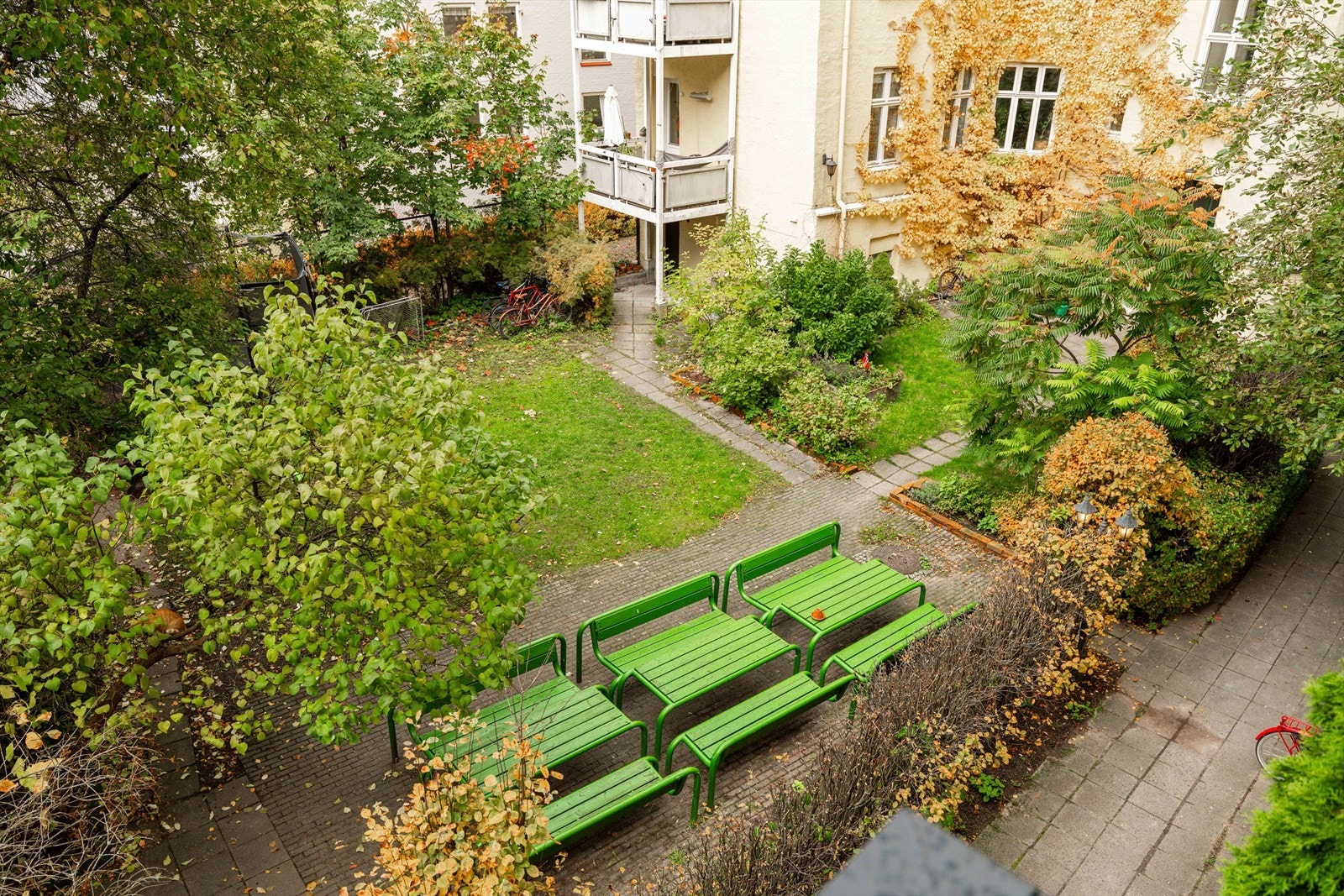 Fellesarealene inkluderer sittegrupper, sykkelparkering og grøntområder. Galleribilde