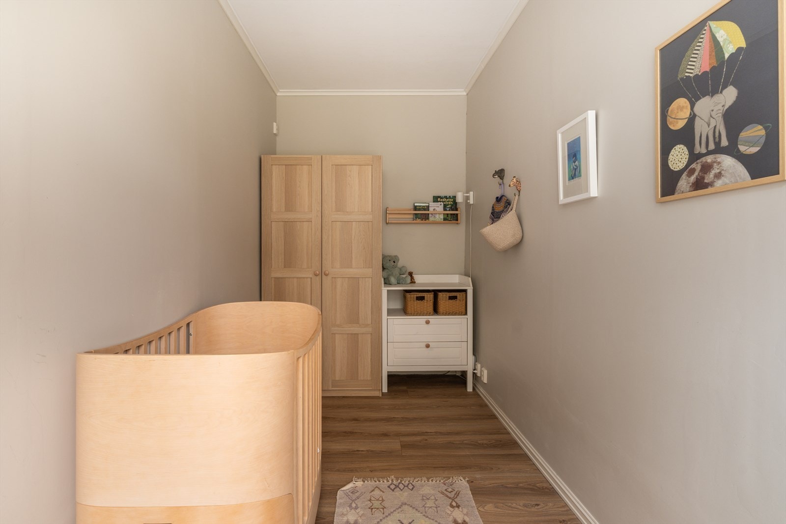 Det andre soverommet har varme i gulvet og egner seg godt som barnerom eller kontor. Galleribilde