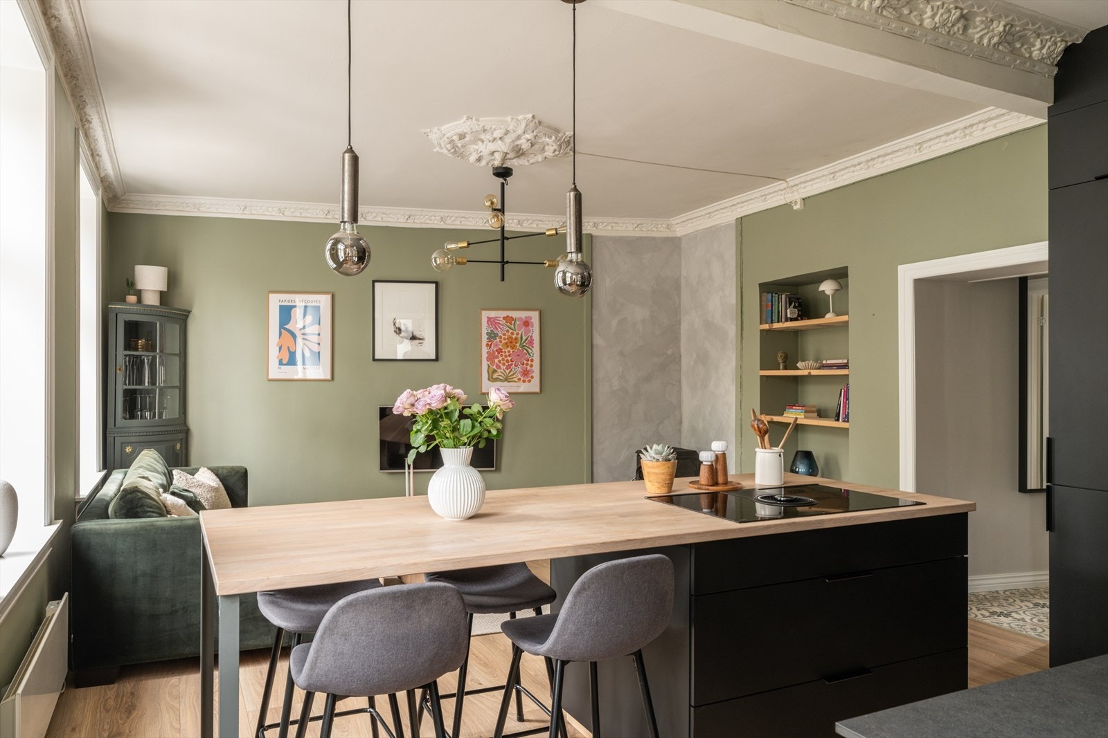 Arbeidsflaten består av komposittbenkeplate, mens kjøkkenøya er utstyrt med en hvitoljet heltre eik-benkeplate som tilfører varme og kontrast. Galleribilde