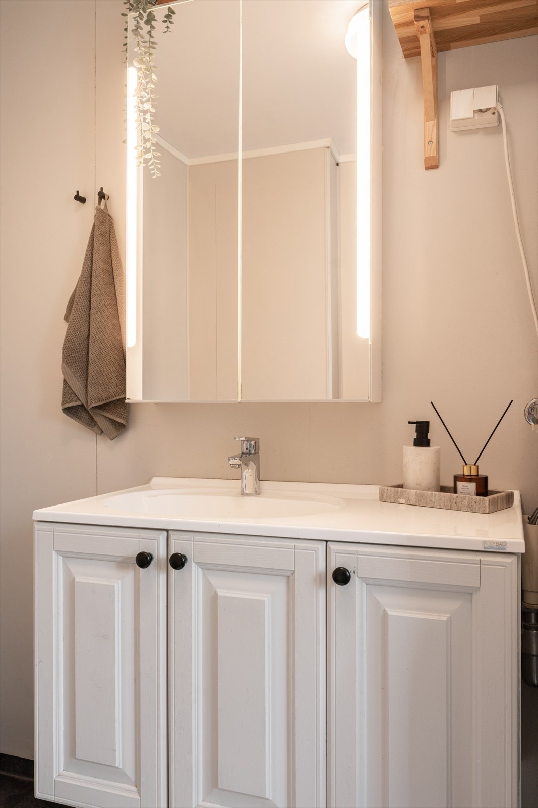 I 2023 ble rommet oppgradert med nytt vinylgulv samt malte vegger, tak og servantskap, noe som gir et rent og oppdatert inntrykk. Galleribilde