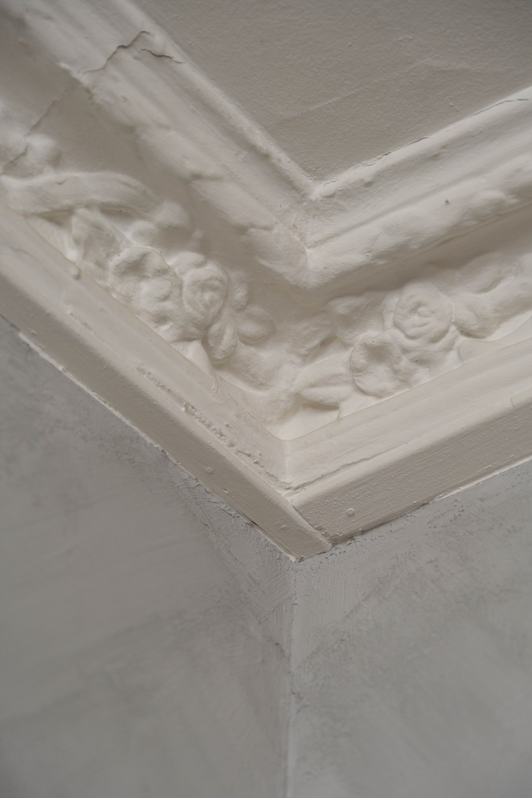 Bevarte, klassiske detaljer som stukkatur i taket gir leiligheten særpreg. Galleribilde