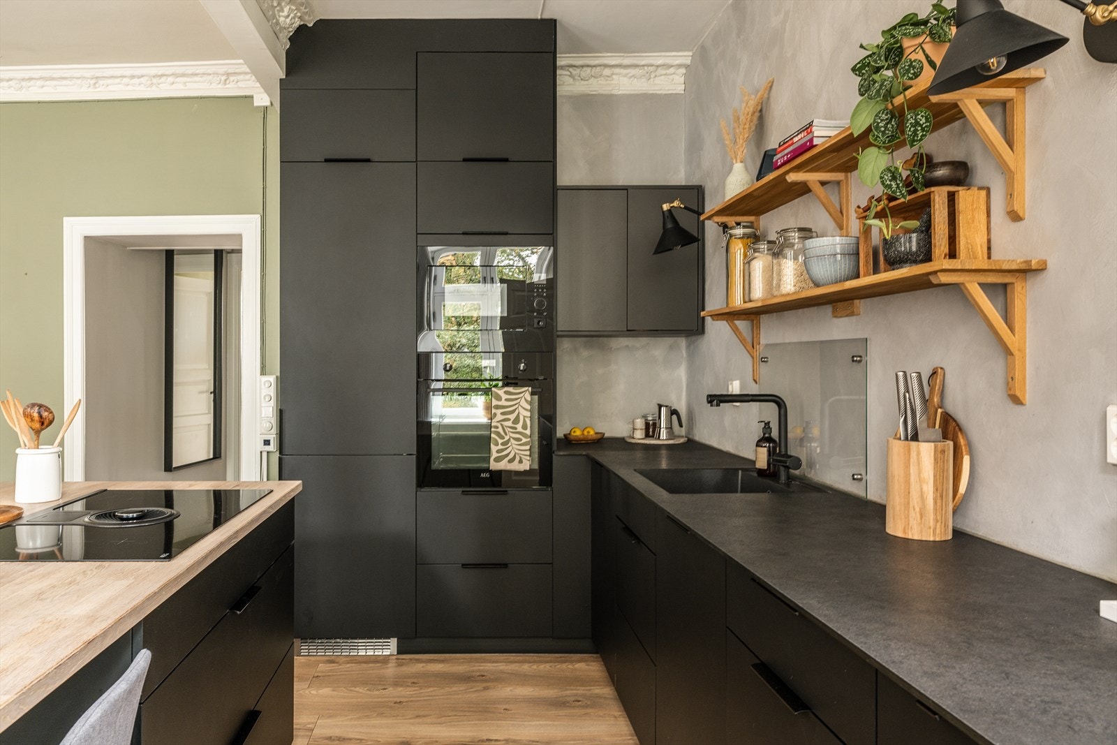 Kjøkkenet ble levert av Kvik (2018) og har glatte, mørke fronter som gir et stilrent uttrykk. Galleribilde