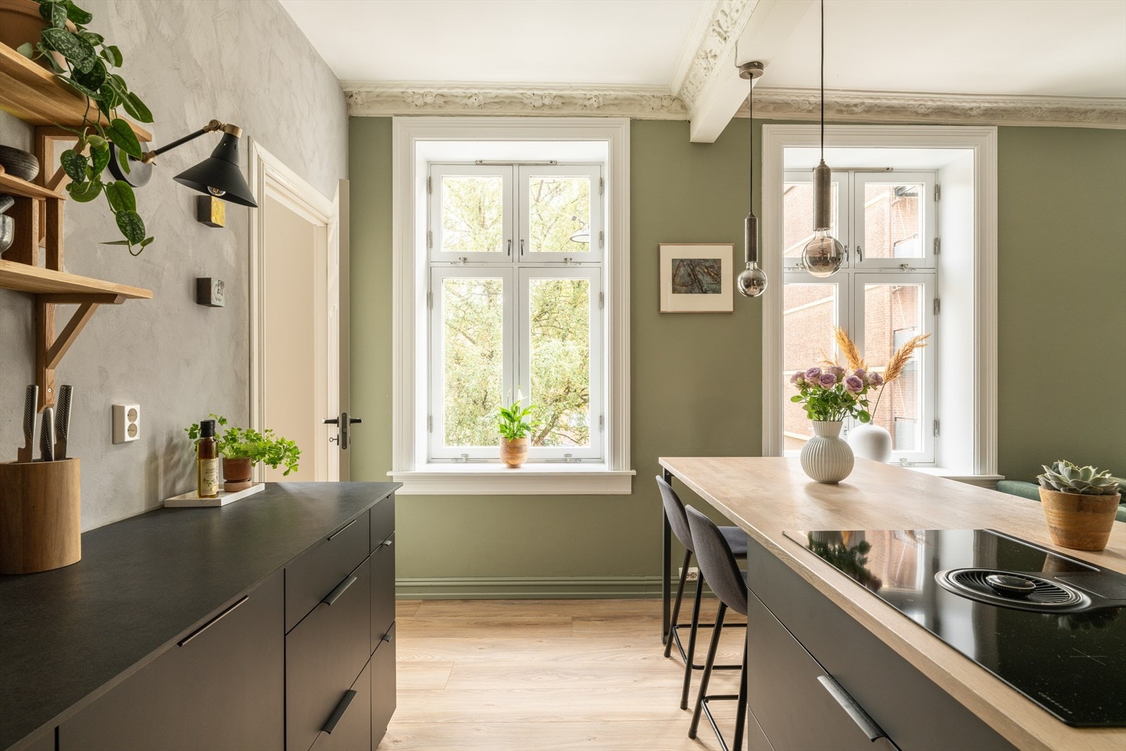 Godt med arbeidslys fra vinduene og god benkeplass. Galleribilde