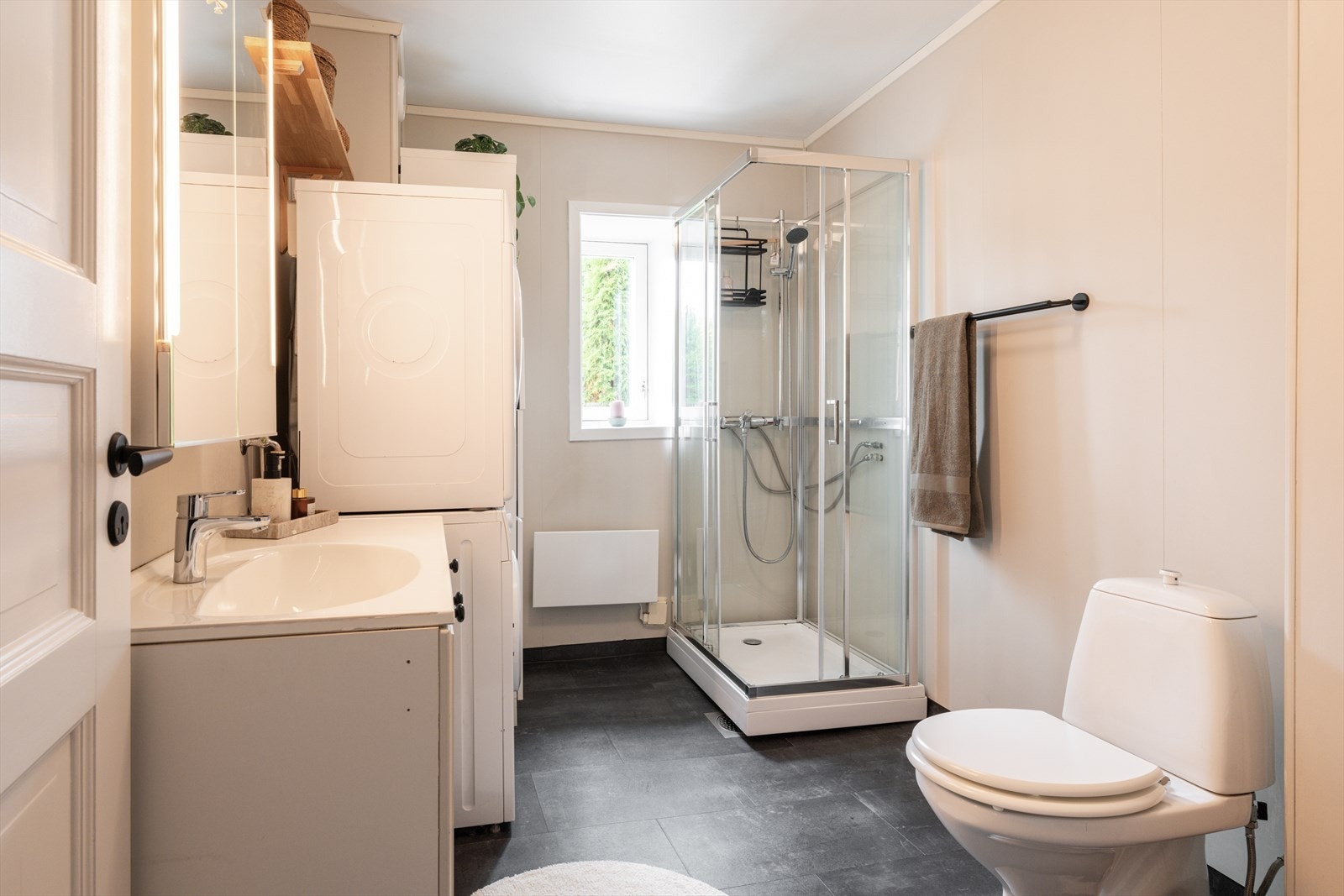 Baderommet er større enn det som er vanlig i gamle bygårder, og har i tillegg et vindu som slipper inn naturlig lys og gir god ventilasjon. Galleribilde