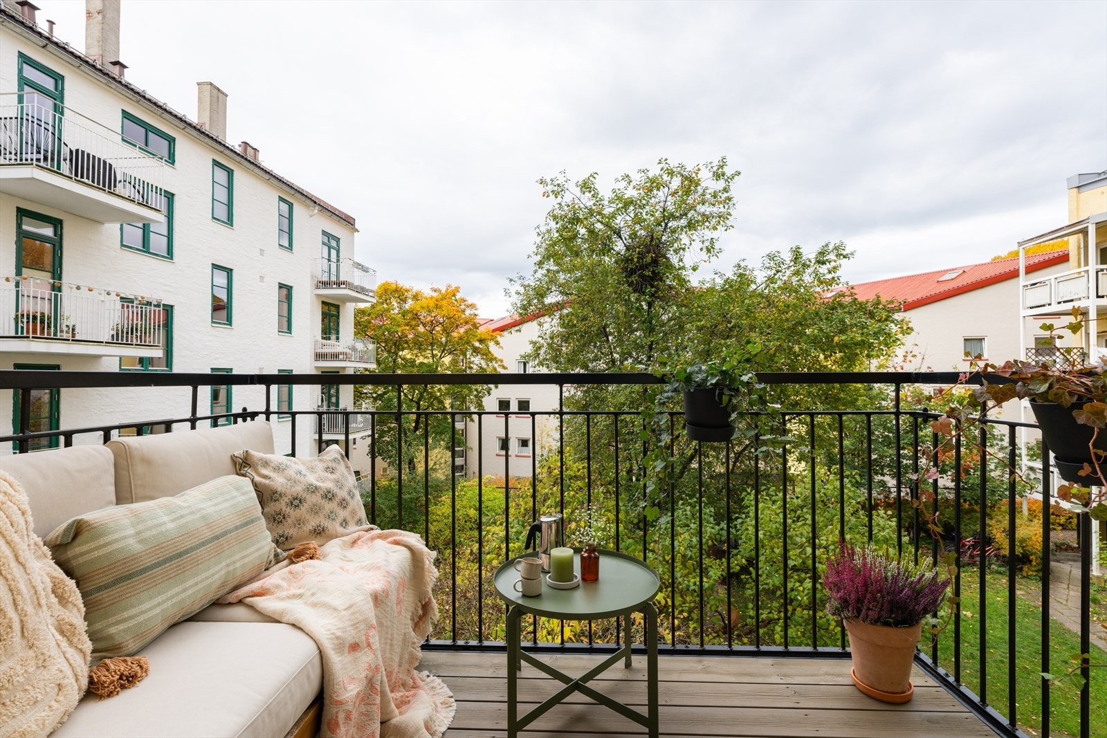 En klassisk, smakfull 3-roms beliggende sentralt på Øvre Grünerløkka i en ærverdig bygård. Galleribilde